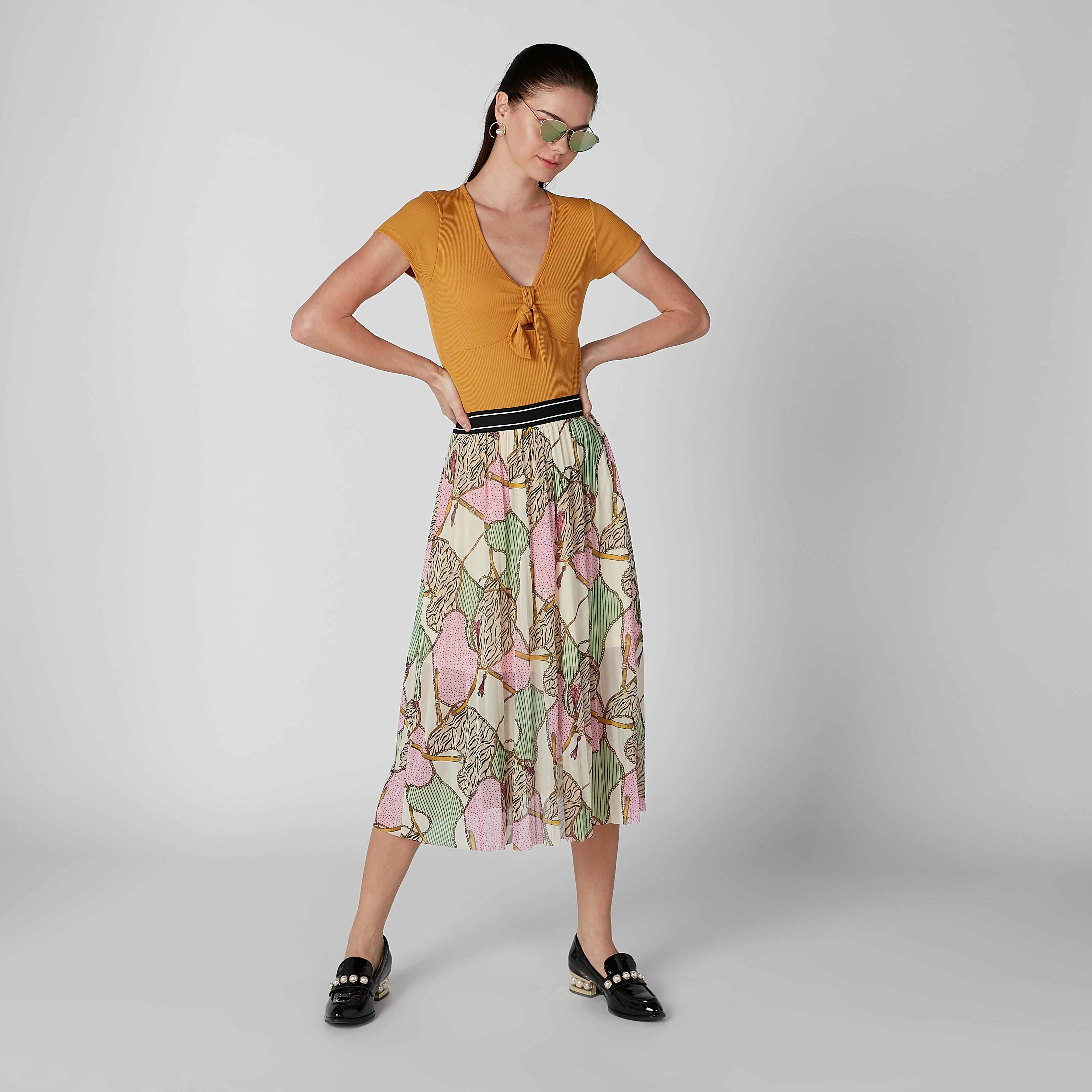تنورة إيه لاين متوسطة الطول بخصر مطّاطي وثنيات وطبعات-women-clothing-bottoms-skirts-image-4