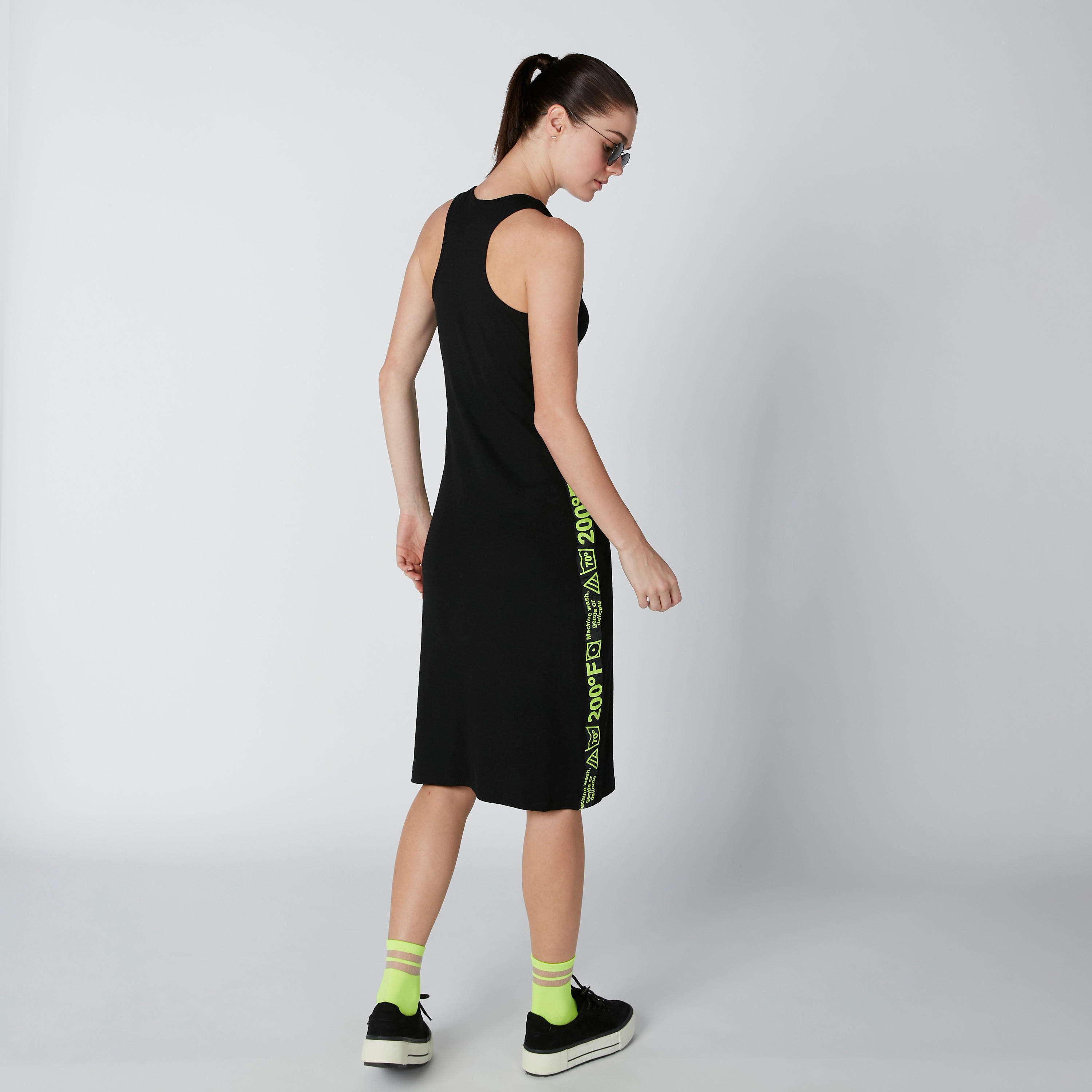 فستان متوسط الطول دون أكمام بقصّة ضيّقة وظهر ريسر وطبعات-women-clothing-dresses-image-2