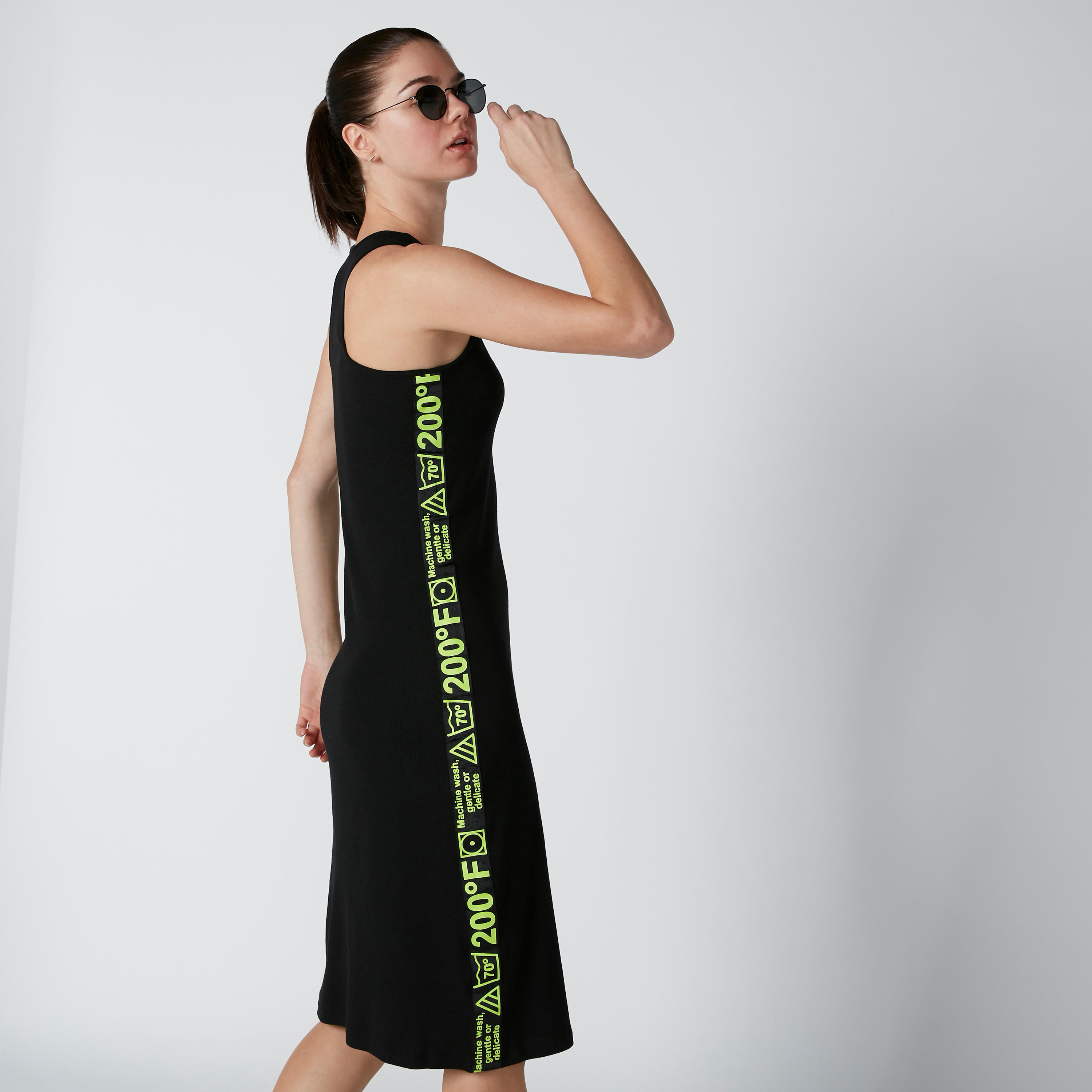 فستان متوسط الطول دون أكمام بقصّة ضيّقة وظهر ريسر وطبعات-women-clothing-dresses-image-3