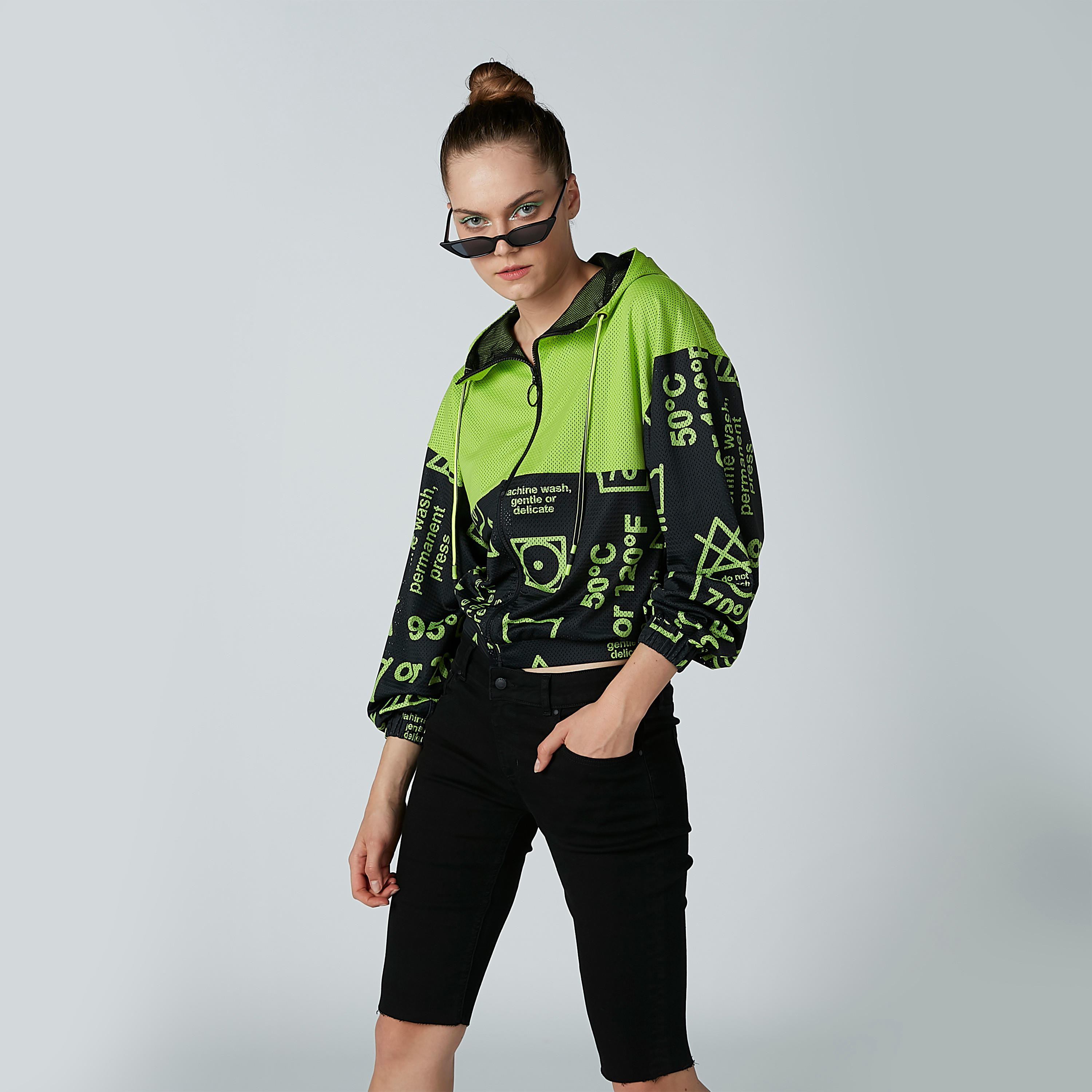 جاكيت بومبر بقبّعة وأكمام طويلة وطبعات-women-winterwear-coatsandjackets-jackets-image-1
