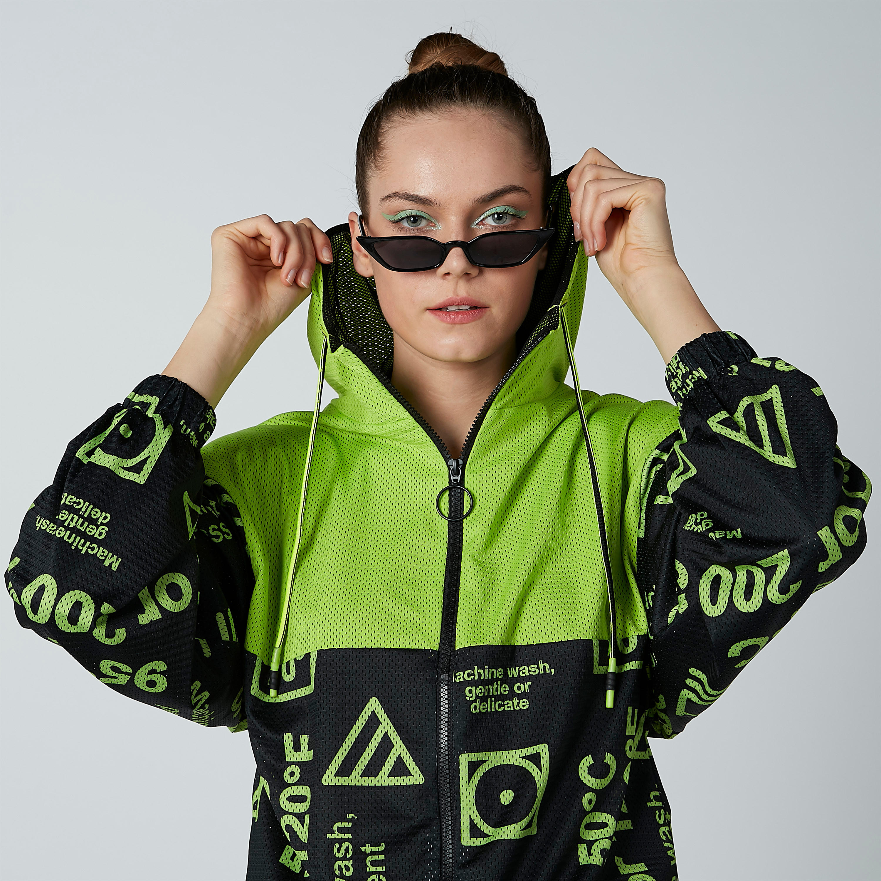 جاكيت بومبر بقبّعة وأكمام طويلة وطبعات-women-winterwear-coatsandjackets-jackets-image-2