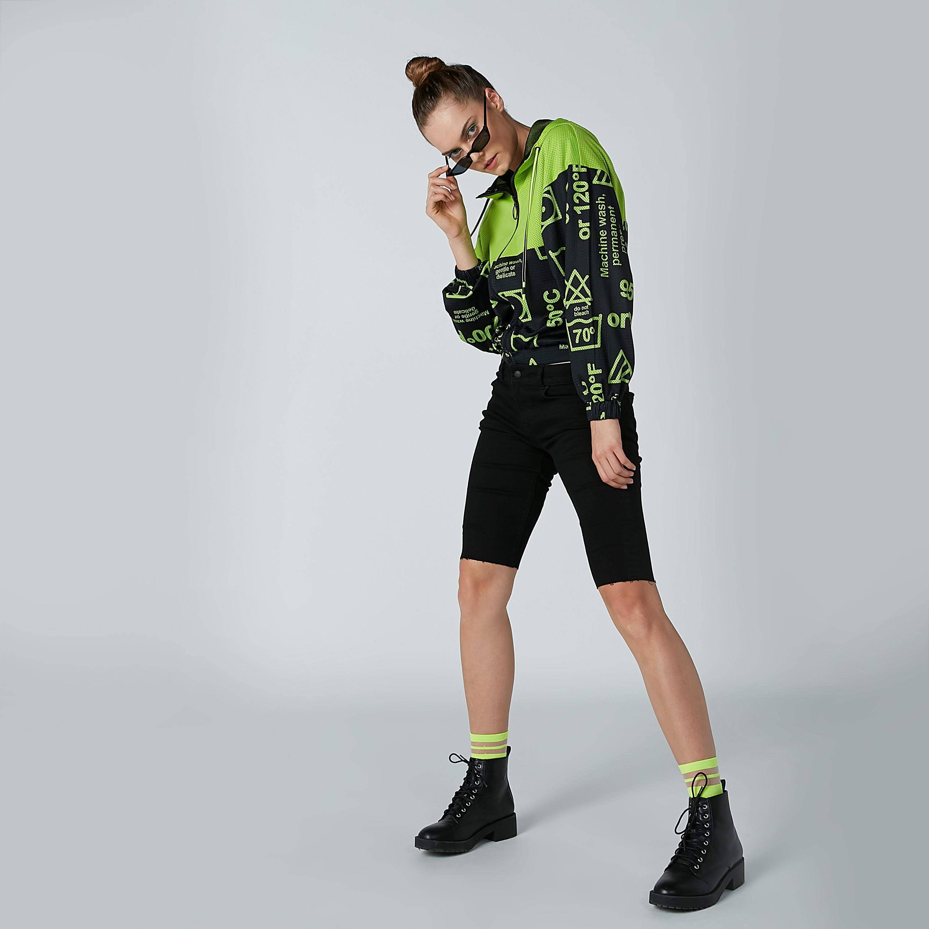 جاكيت بومبر بقبّعة وأكمام طويلة وطبعات-women-winterwear-coatsandjackets-jackets-image-4