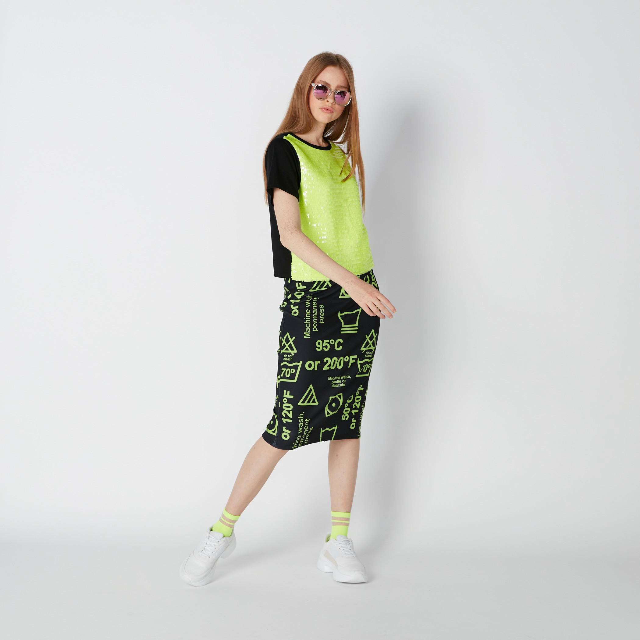 تنورة متوسطة الطول بقصّة ضيّقة وفتحة وطبعات-women-clothing-bottoms-skirts-image-2
