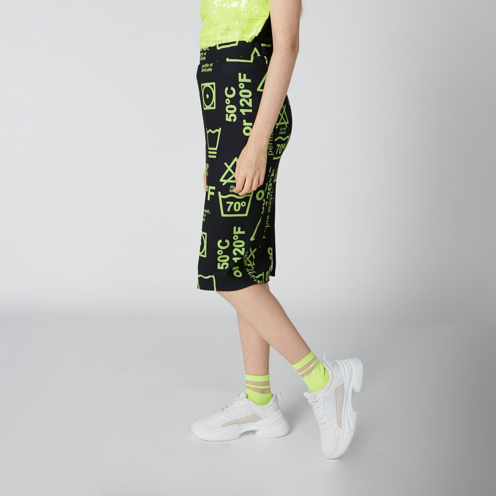 تنورة متوسطة الطول بقصّة ضيّقة وفتحة وطبعات-women-clothing-bottoms-skirts-image-4