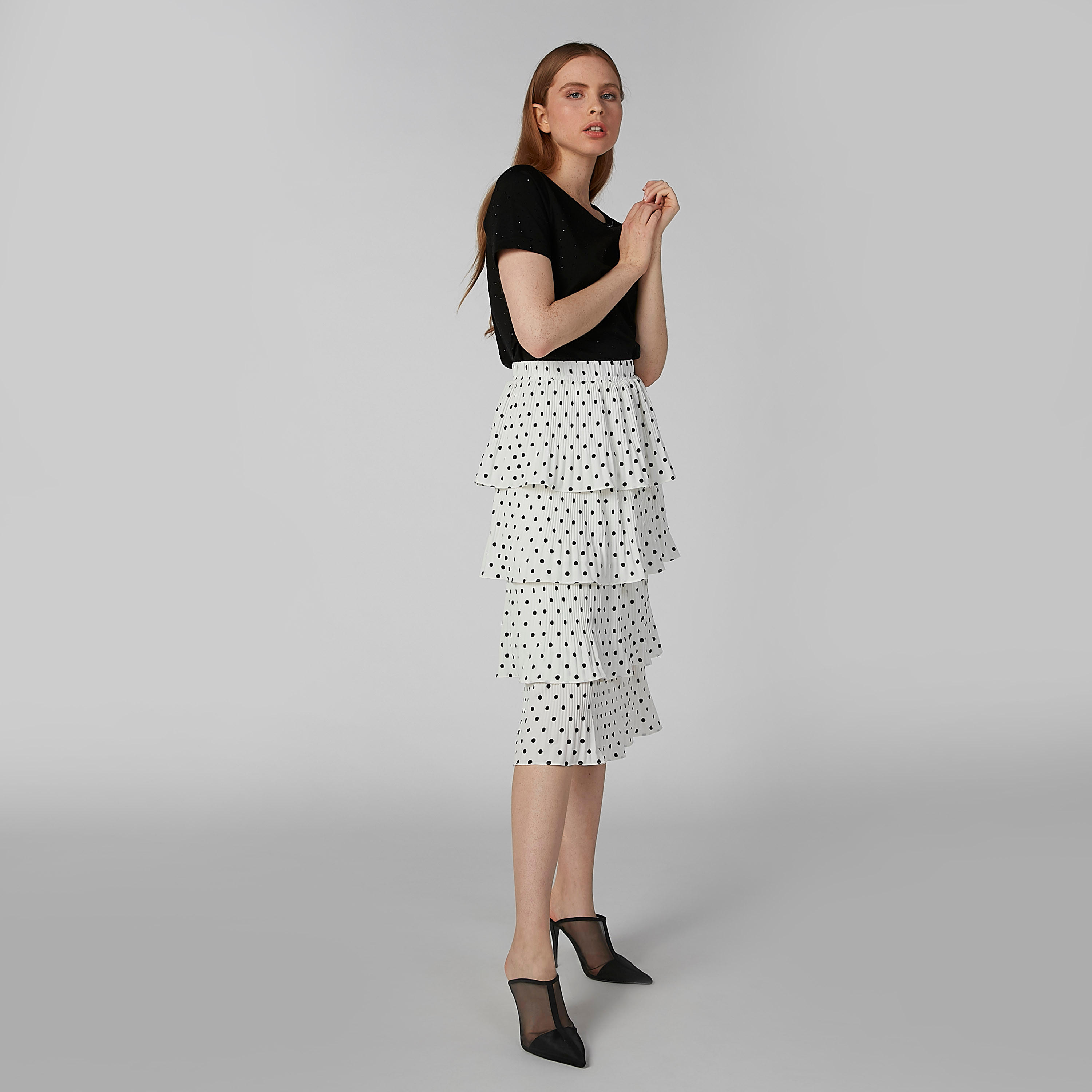 تنورة إيه لاين متوسطة الطول بخصر مطّاطي وطبعات منقّطة-women-clothing-bottoms-skirts-image-2