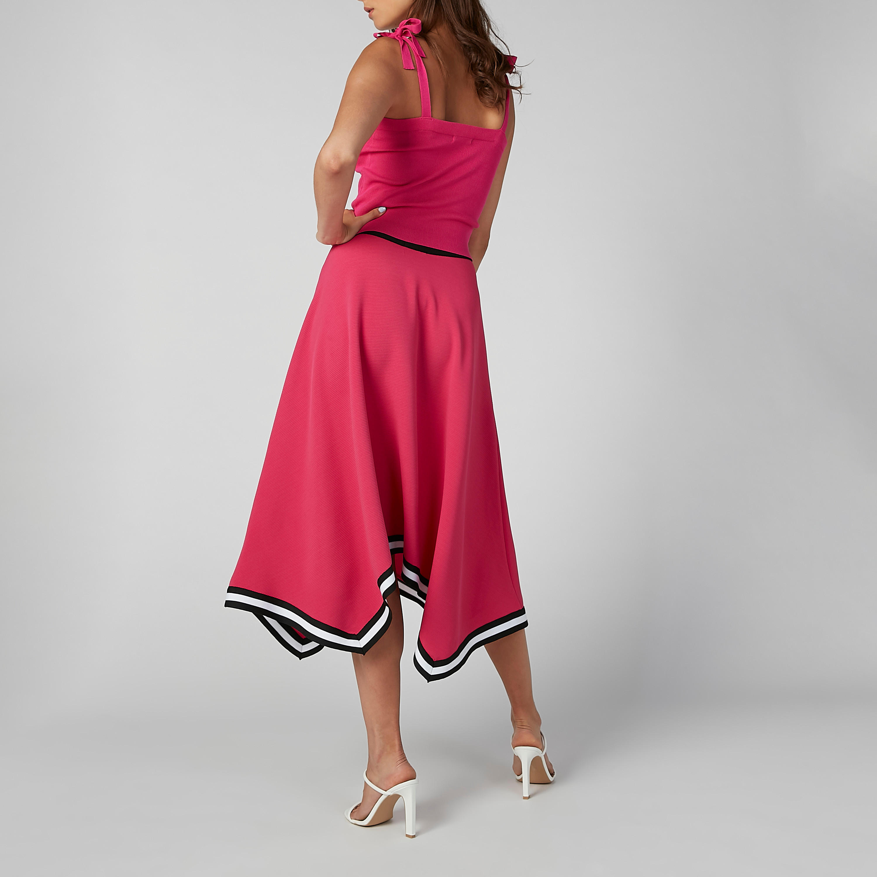 تنورة بارزة الملمس متوسطة الطول بحوّاف غير مستوية وتقليمات متباينة-women-clothing-bottoms-skirts-image-3