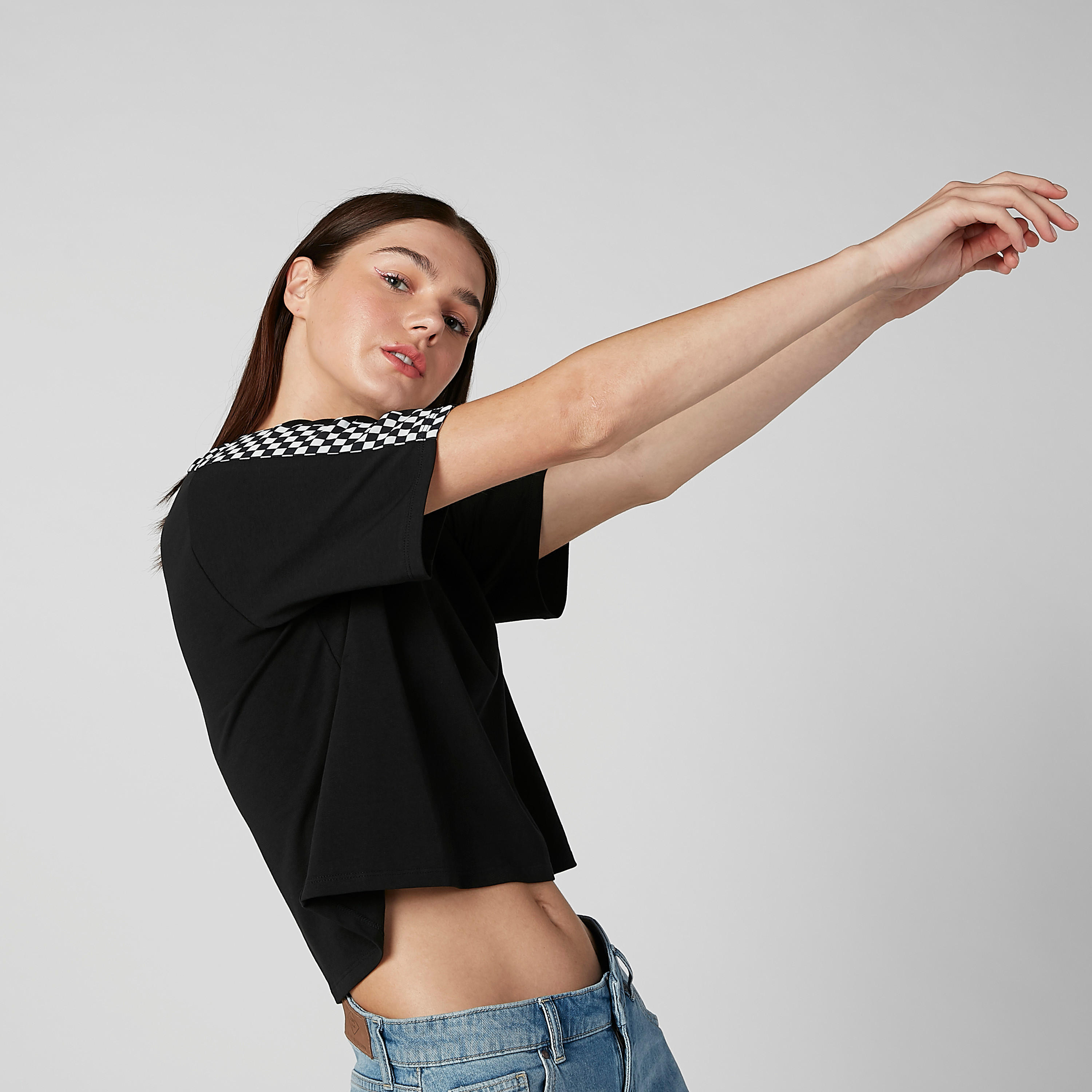 بلوزة كاروهات قصيرة بياقة مستديرة وأكمام قصيرة وشريطة-women-clothing-tshirts-image-1