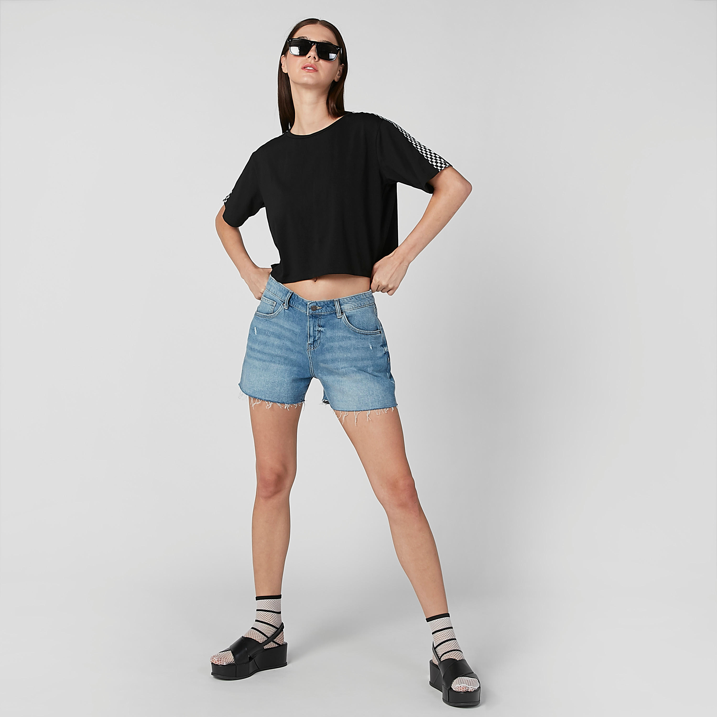 بلوزة كاروهات قصيرة بياقة مستديرة وأكمام قصيرة وشريطة-women-clothing-tshirts-image-2