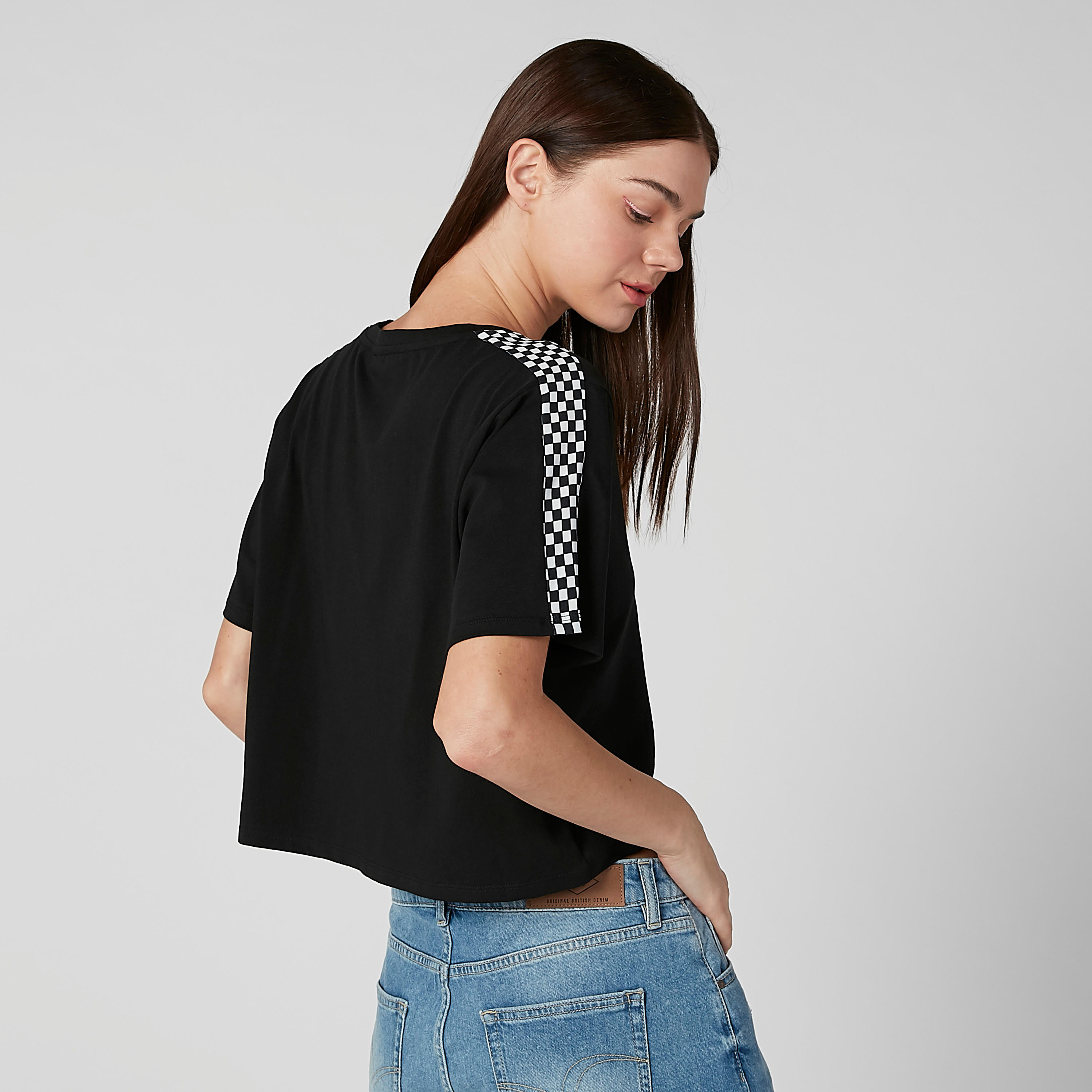 بلوزة كاروهات قصيرة بياقة مستديرة وأكمام قصيرة وشريطة-women-clothing-tshirts-image-3
