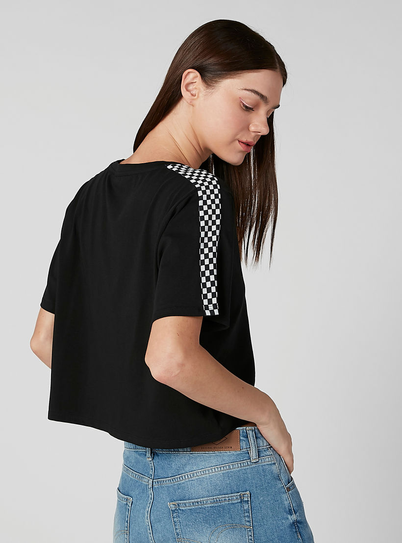 بلوزة كاروهات قصيرة بياقة مستديرة وأكمام قصيرة وشريطة-women-clothing-tshirts-image-3