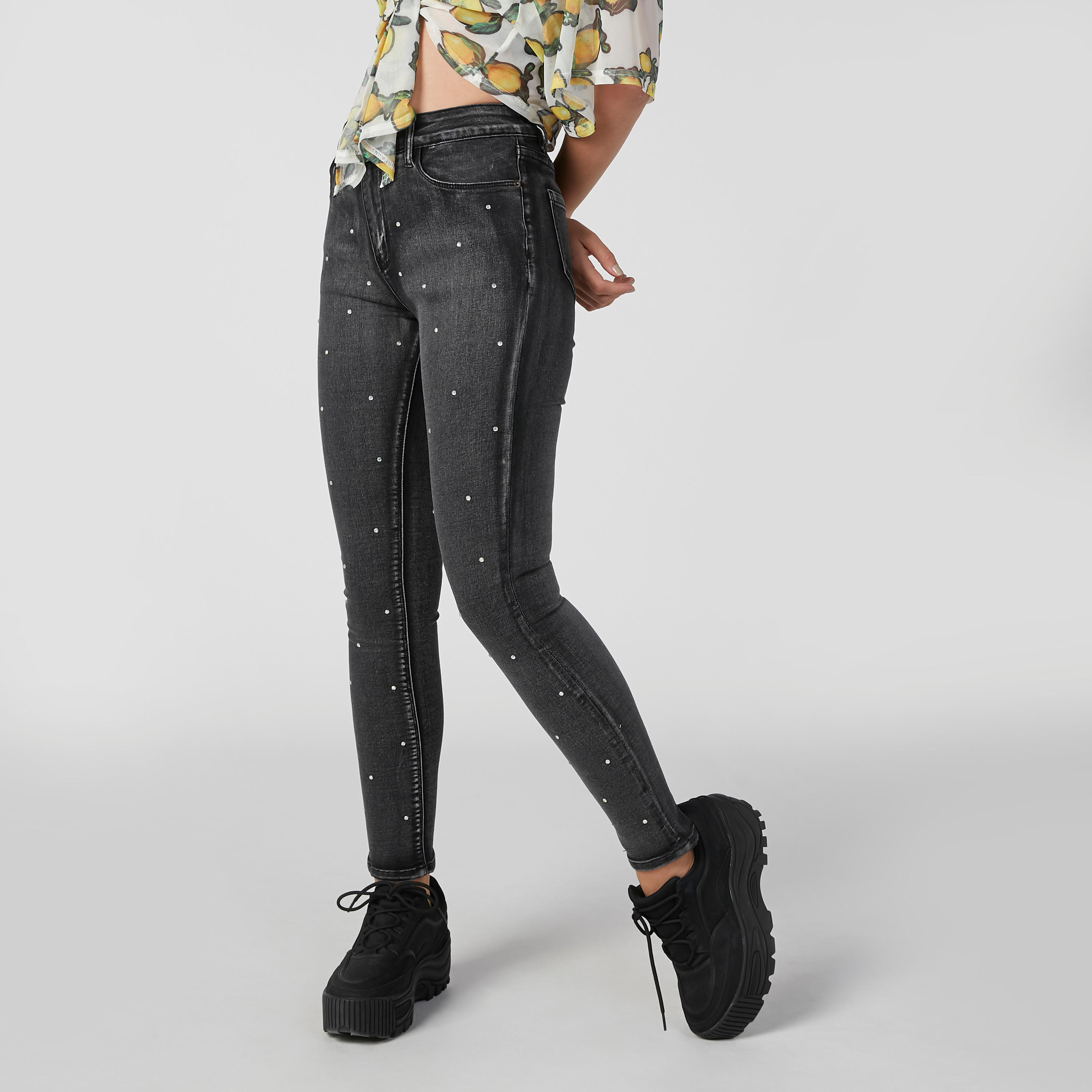 بنطال جينز طويل بقصّة واسعة وخصر متوسط الارتفاع وجيوب وتفاصيل مرصّعة-women-clothing-bottoms-jeans-image-1