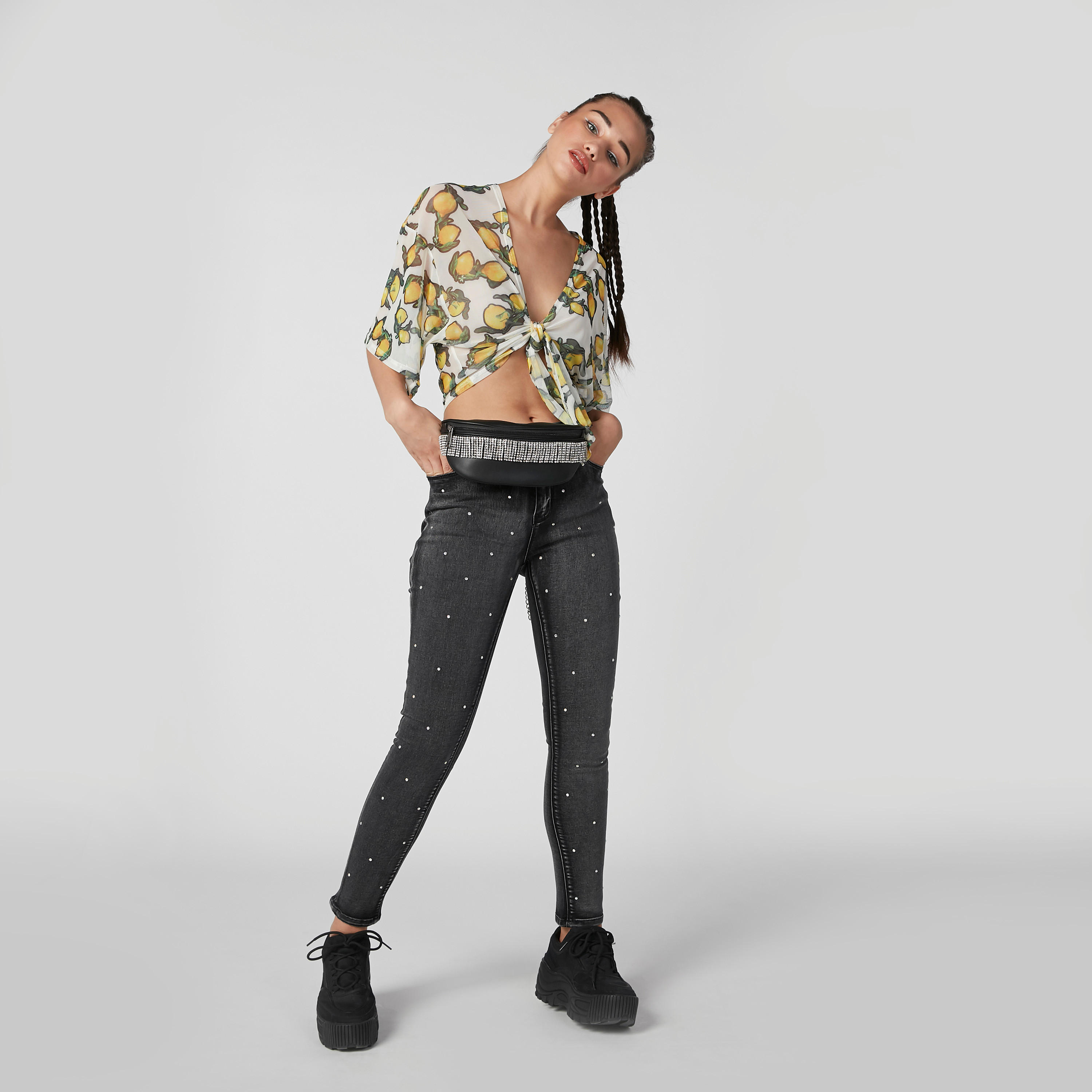 بنطال جينز طويل بقصّة واسعة وخصر متوسط الارتفاع وجيوب وتفاصيل مرصّعة-women-clothing-bottoms-jeans-image-2