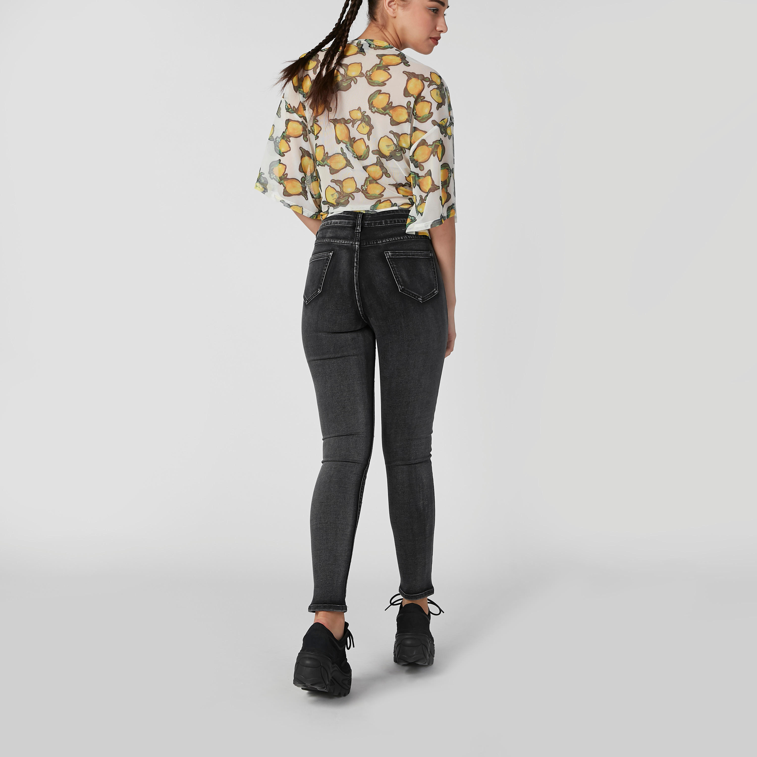 بنطال جينز طويل بقصّة واسعة وخصر متوسط الارتفاع وجيوب وتفاصيل مرصّعة-women-clothing-bottoms-jeans-image-3