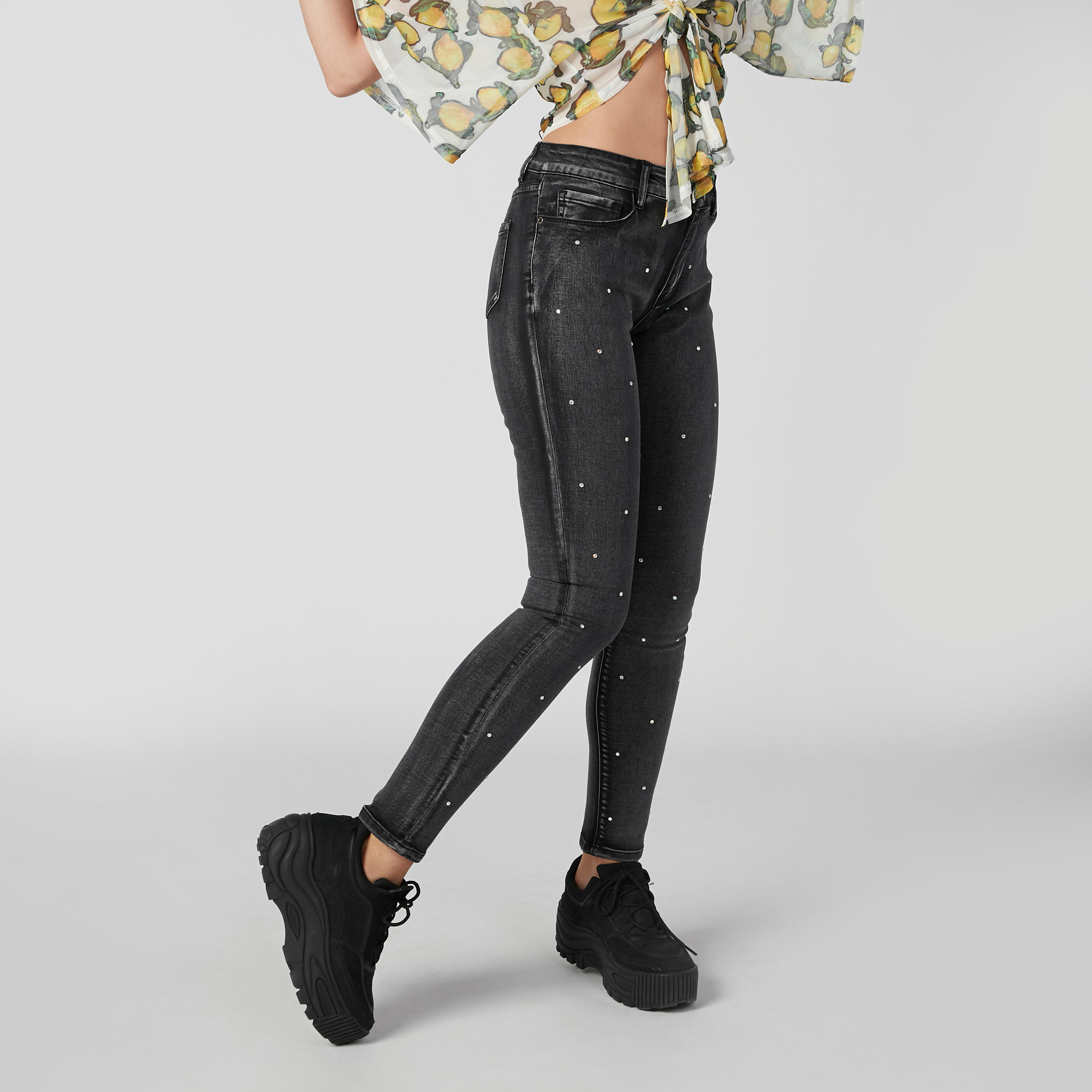 بنطال جينز طويل بقصّة واسعة وخصر متوسط الارتفاع وجيوب وتفاصيل مرصّعة-women-clothing-bottoms-jeans-image-4