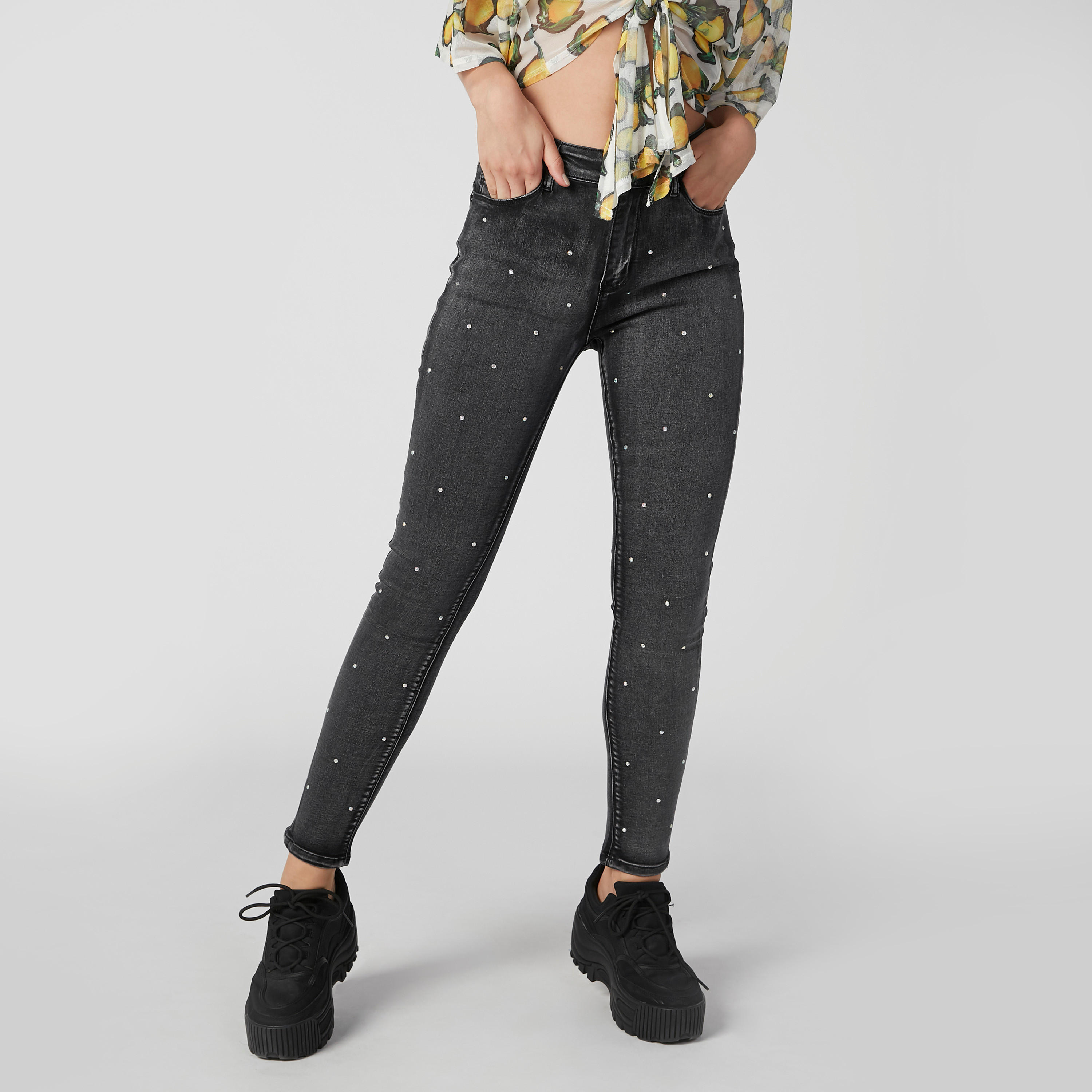 بنطال جينز طويل بقصّة واسعة وخصر متوسط الارتفاع وجيوب وتفاصيل مرصّعة-women-clothing-bottoms-jeans-image-5