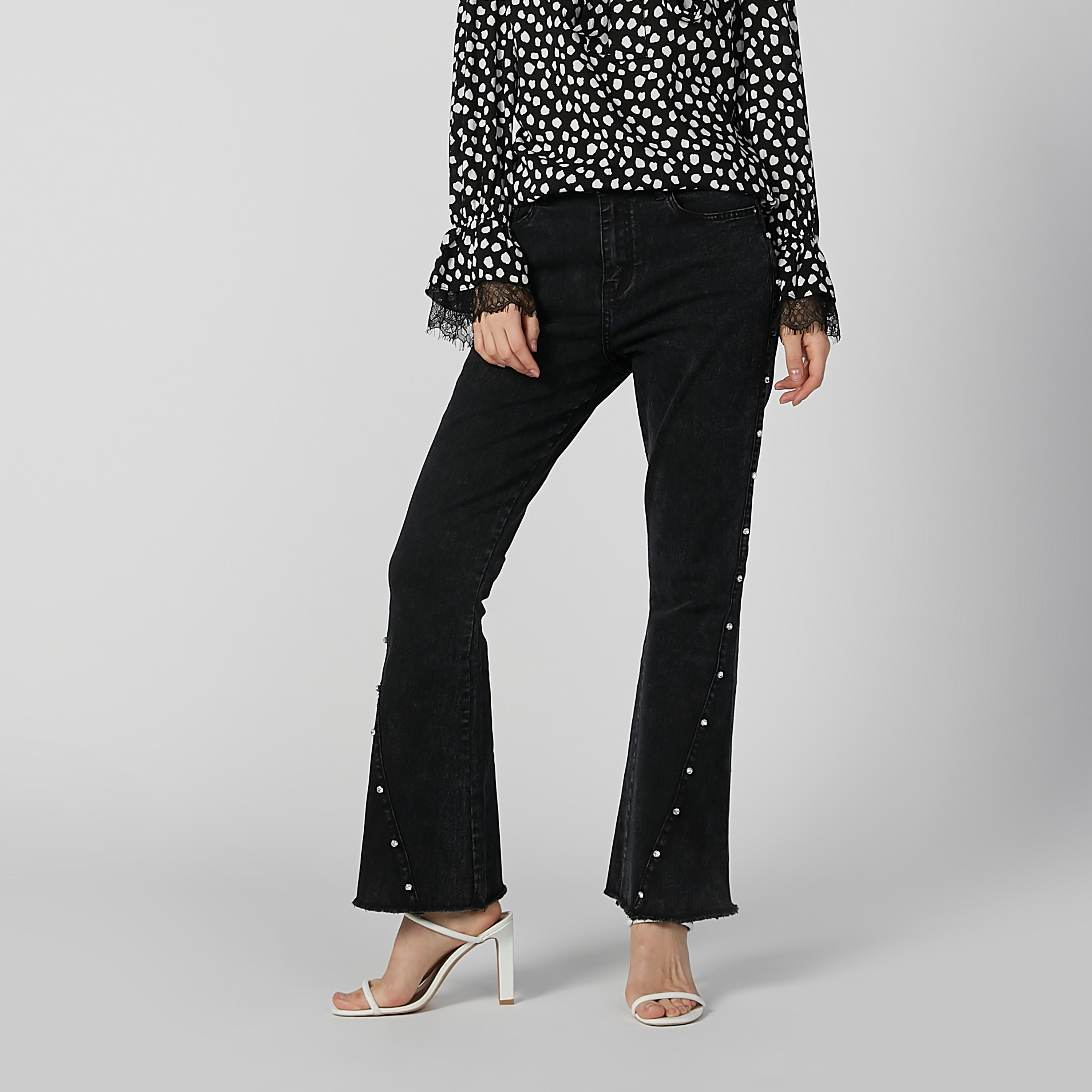 بنطلون جينز طويل بخصر متوسط الارتفاع وجيوب وتفاصيل مرصّعة-women-clothing-bottoms-jeans-image-1