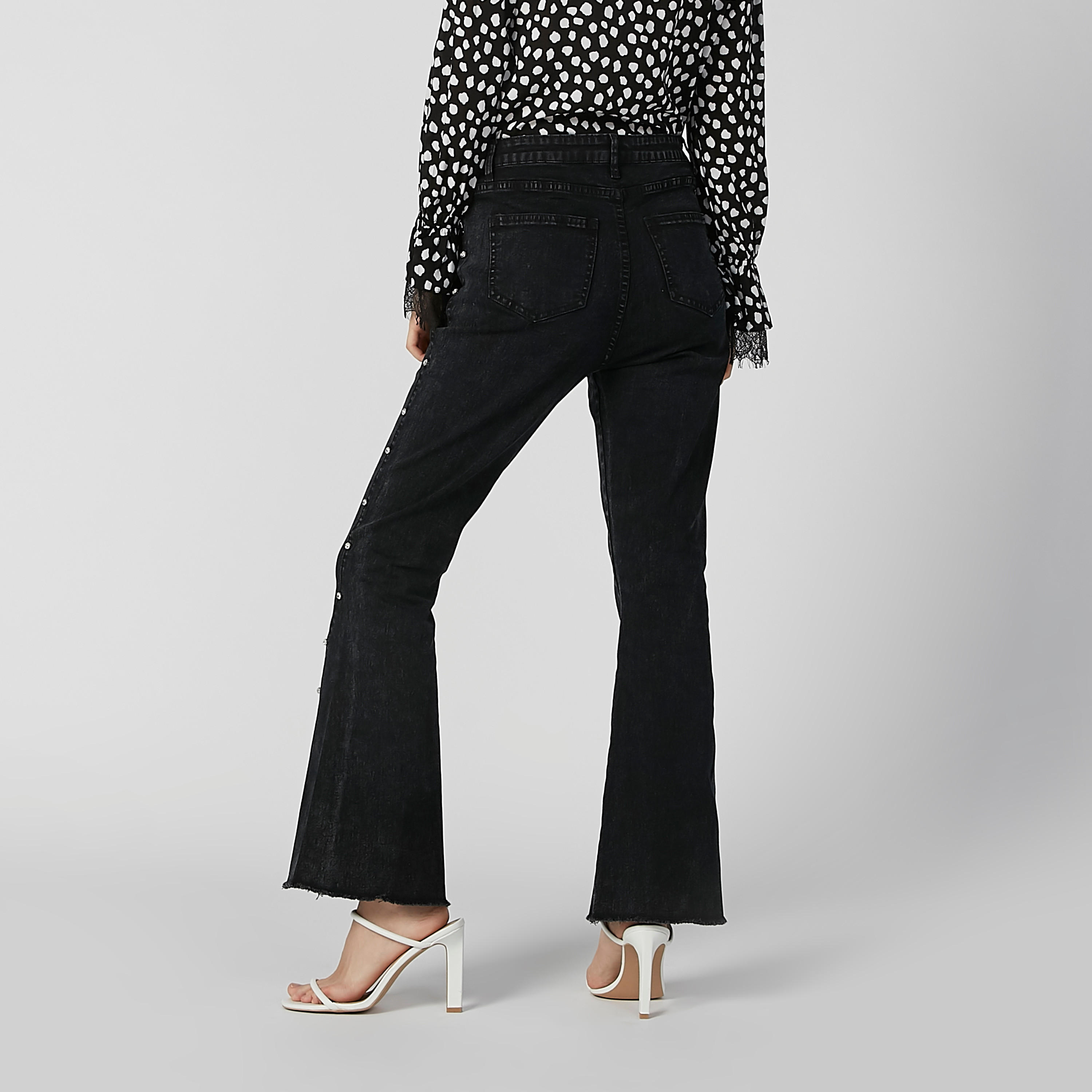 بنطلون جينز طويل بخصر متوسط الارتفاع وجيوب وتفاصيل مرصّعة-women-clothing-bottoms-jeans-image-2