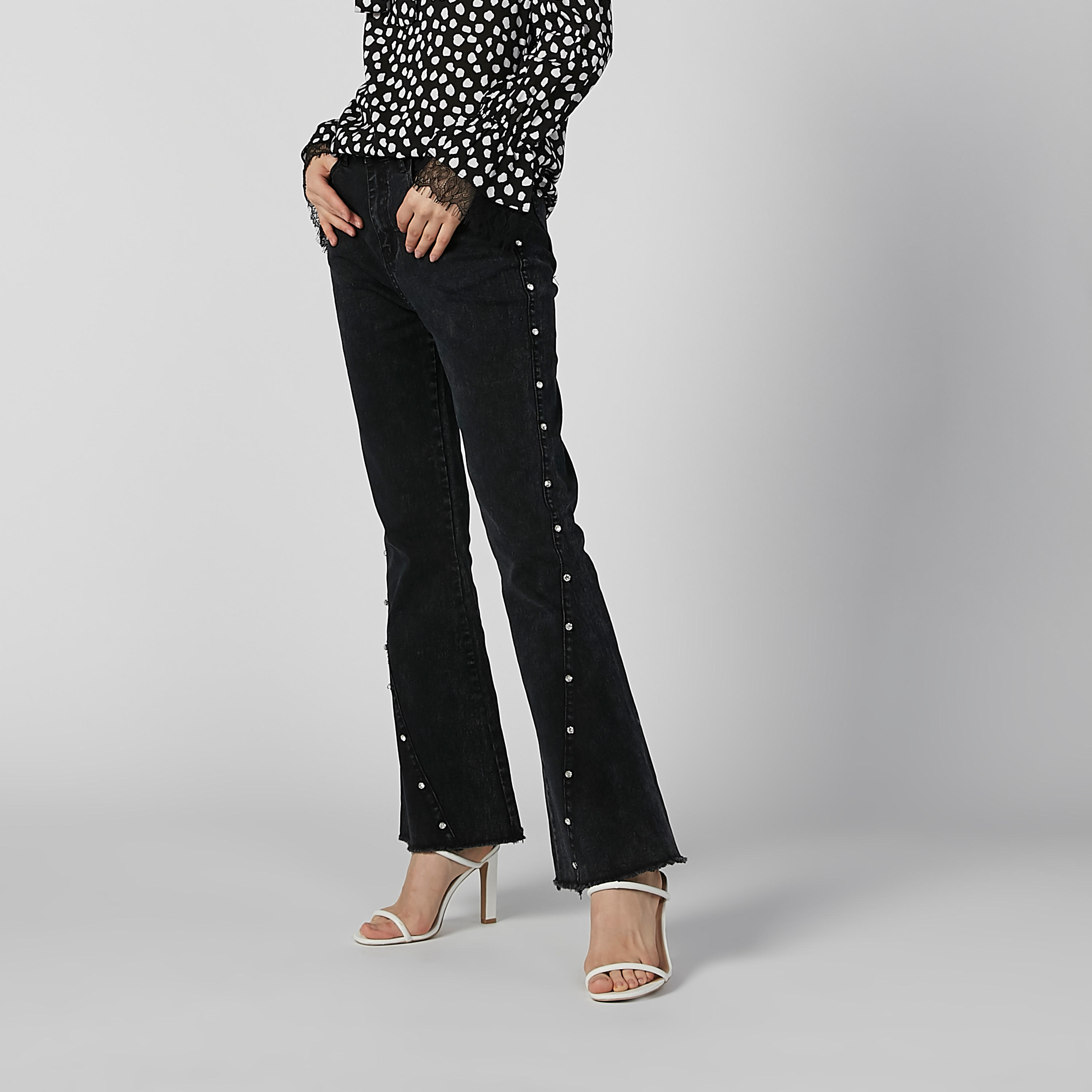 بنطلون جينز طويل بخصر متوسط الارتفاع وجيوب وتفاصيل مرصّعة-women-clothing-bottoms-jeans-image-4