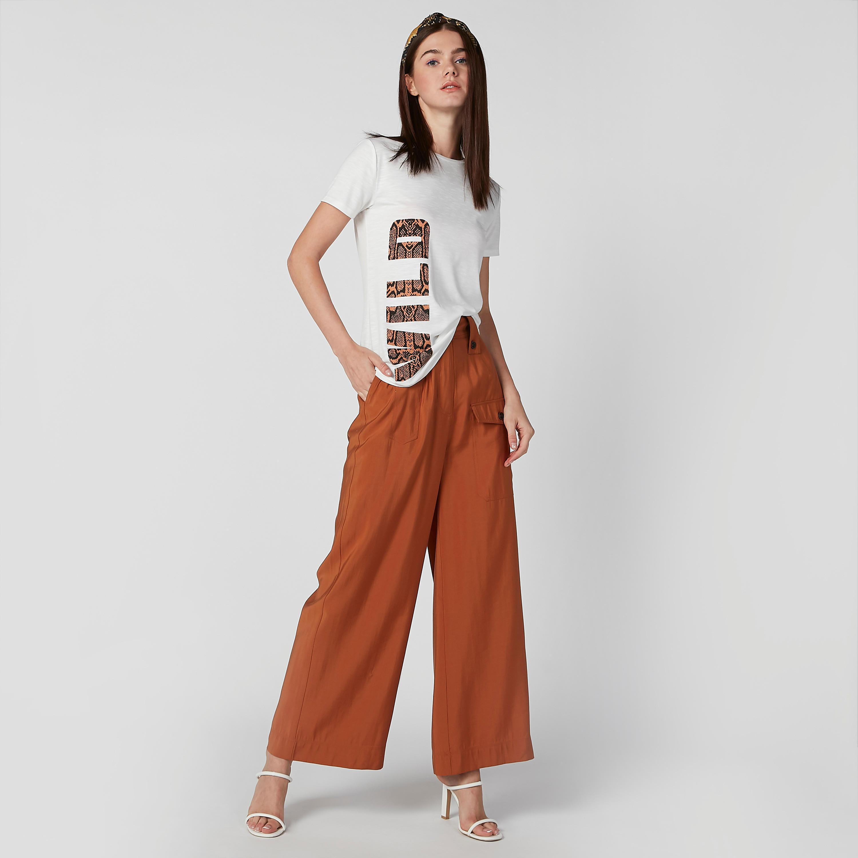 بنطال بالازو سادة بقصّة واسعة وخصر متوسط الارتفاع وجيوب-women-clothing-bottoms-trousers-image-1