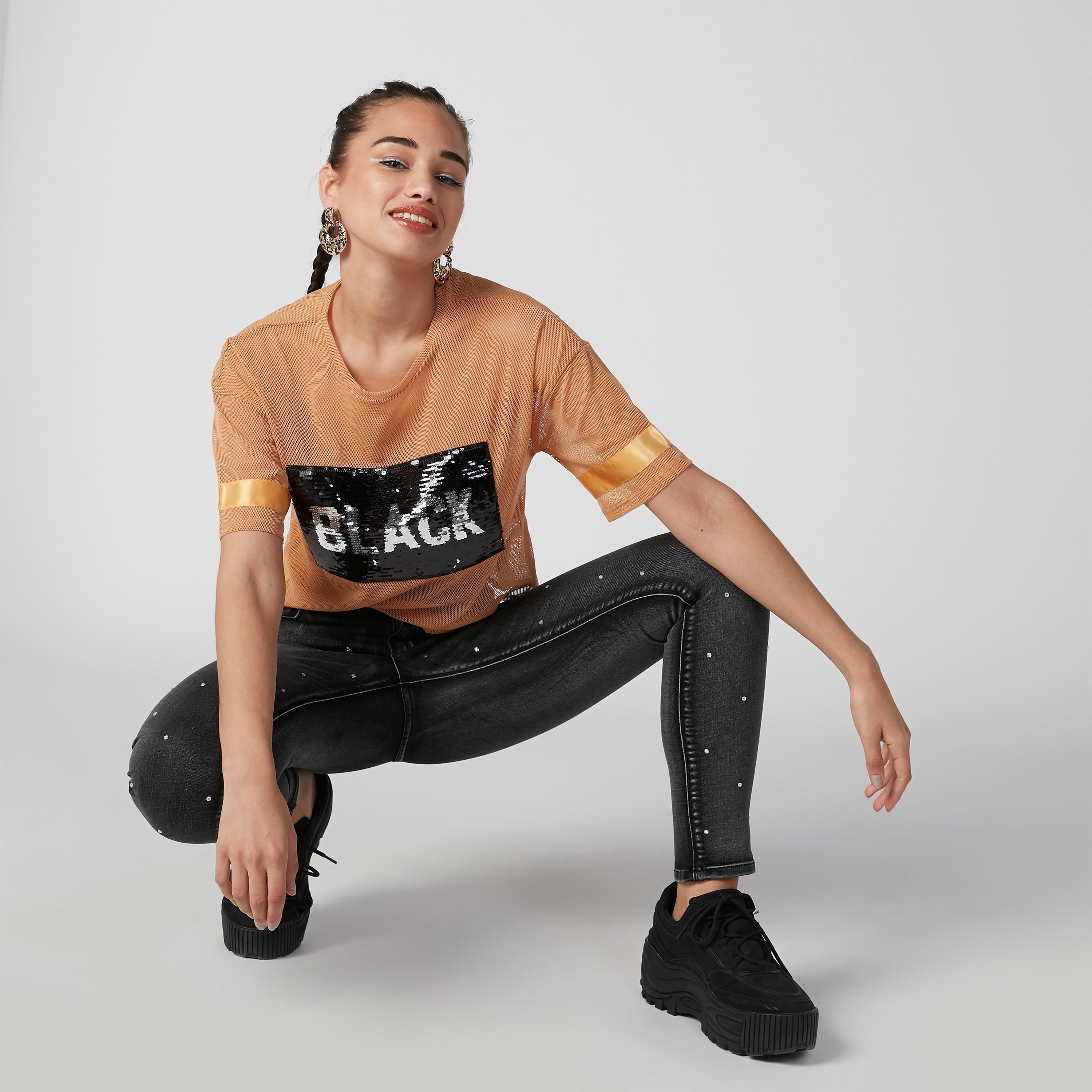 بلوزة قصيرة مزيّنة بياقة مستديرة وأكمام قصيرة-women-clothing-tshirts-image-2
