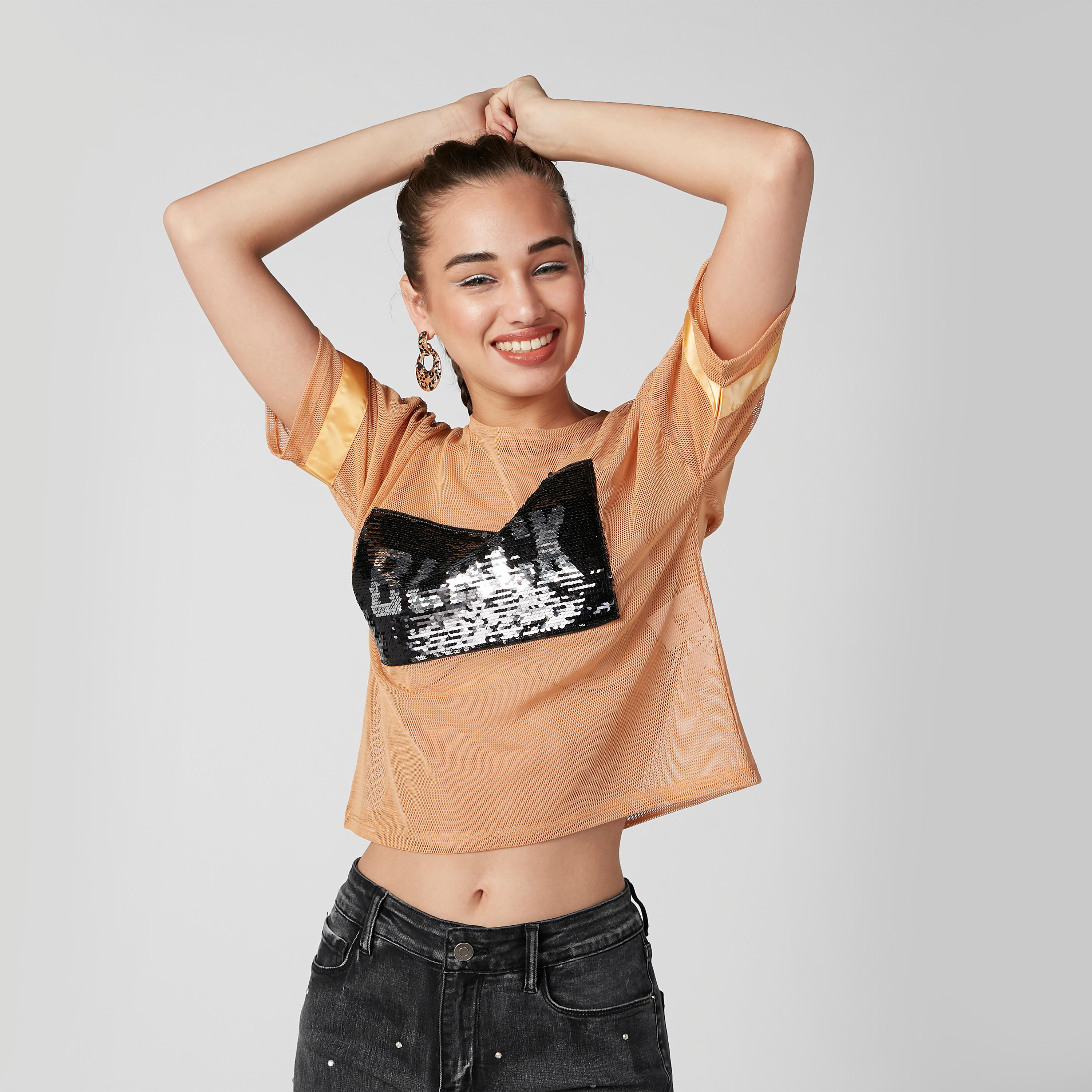 بلوزة قصيرة مزيّنة بياقة مستديرة وأكمام قصيرة-women-clothing-tshirts-image-1