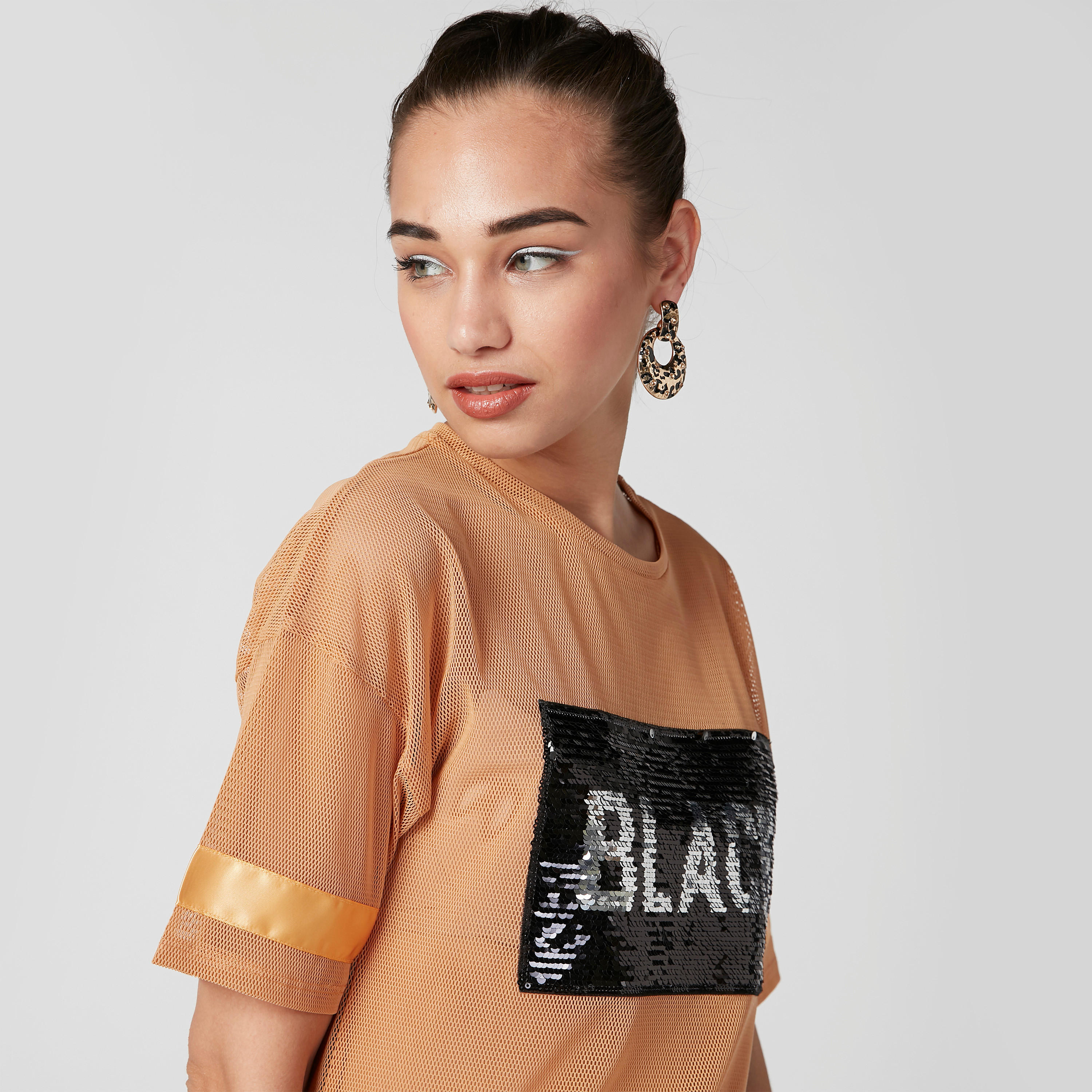 بلوزة قصيرة مزيّنة بياقة مستديرة وأكمام قصيرة-women-clothing-tshirts-image-3