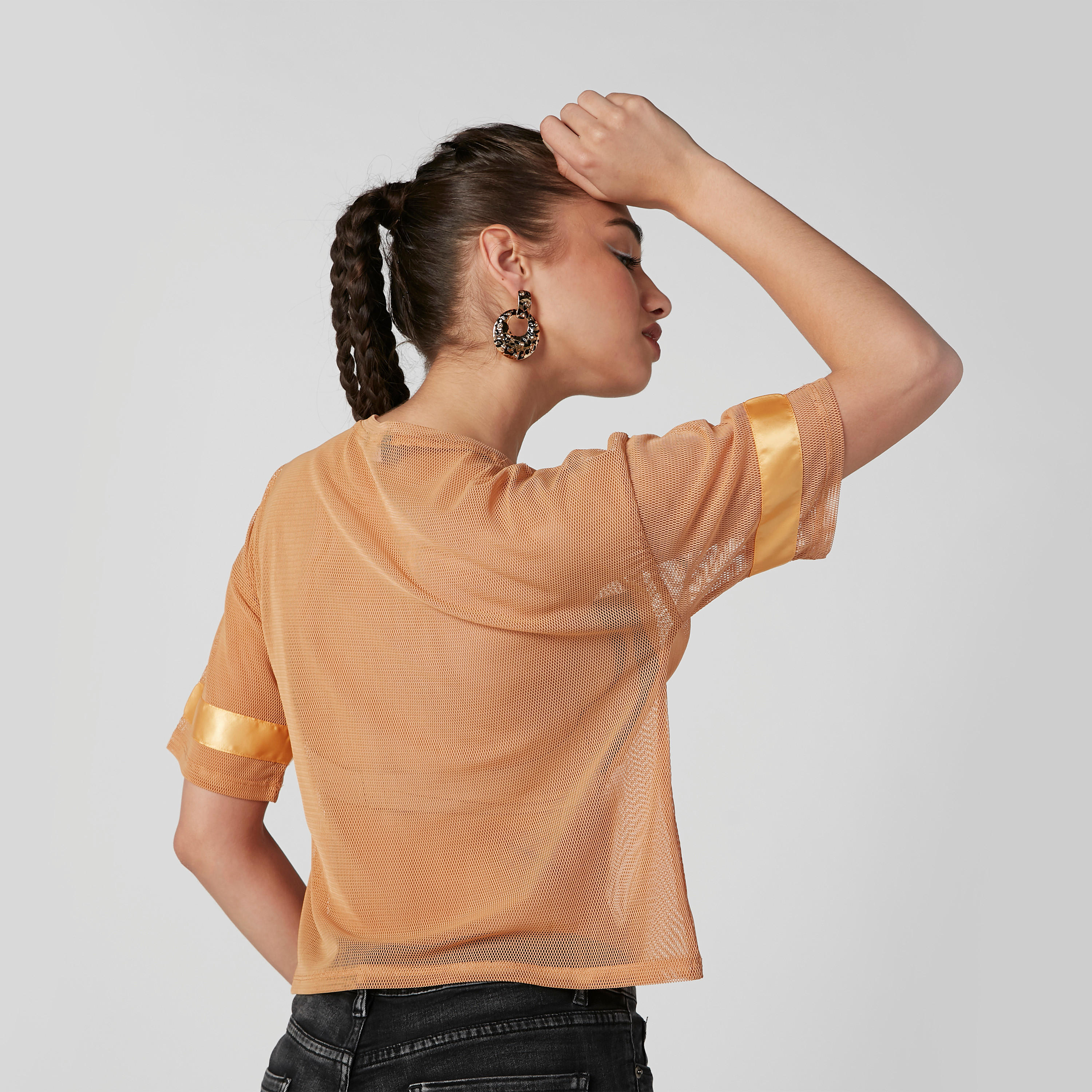 بلوزة قصيرة مزيّنة بياقة مستديرة وأكمام قصيرة-women-clothing-tshirts-image-4