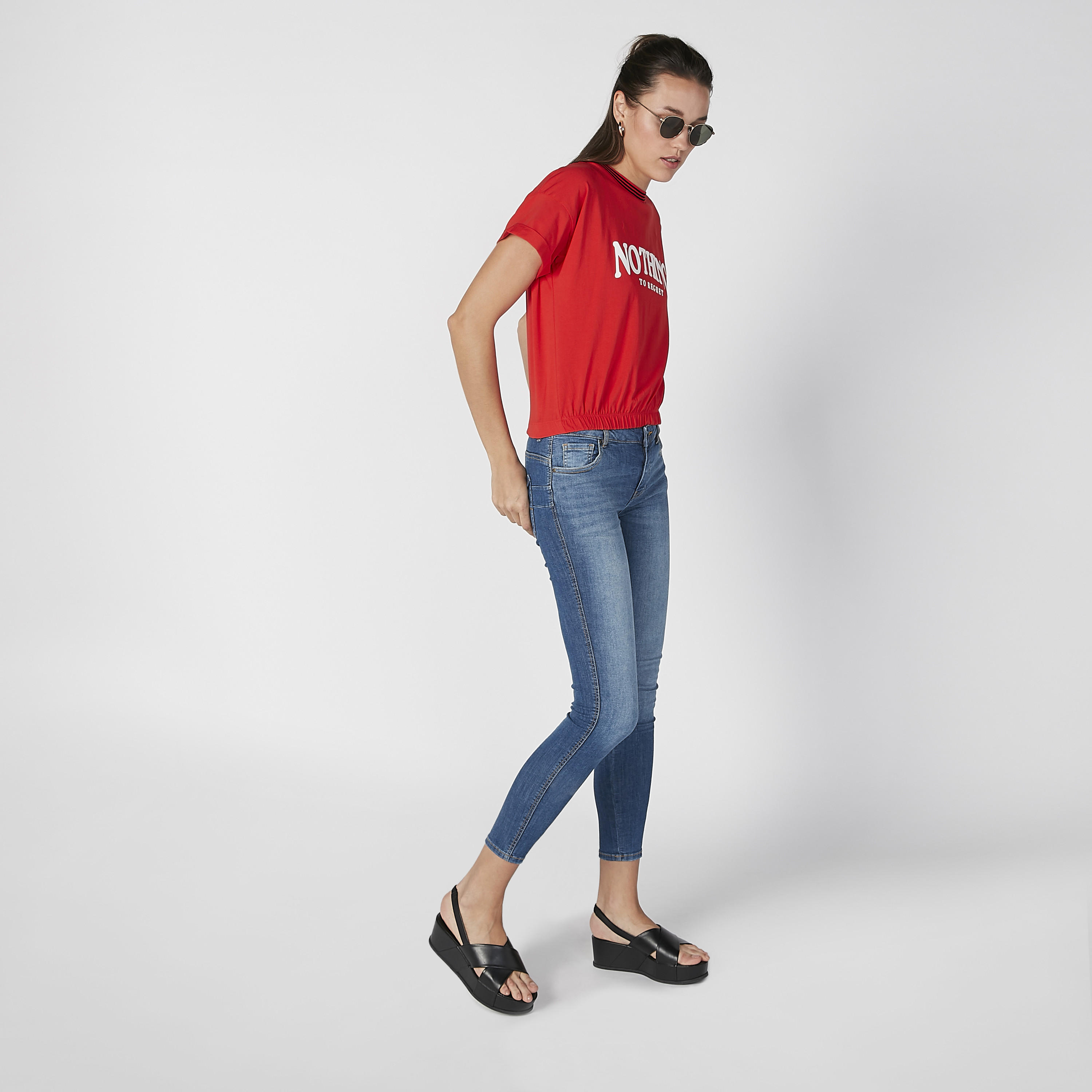 بلوزة بياقة ضيقة وحوّاف غير مستوية وطبعات-women-clothing-tshirts-image-1