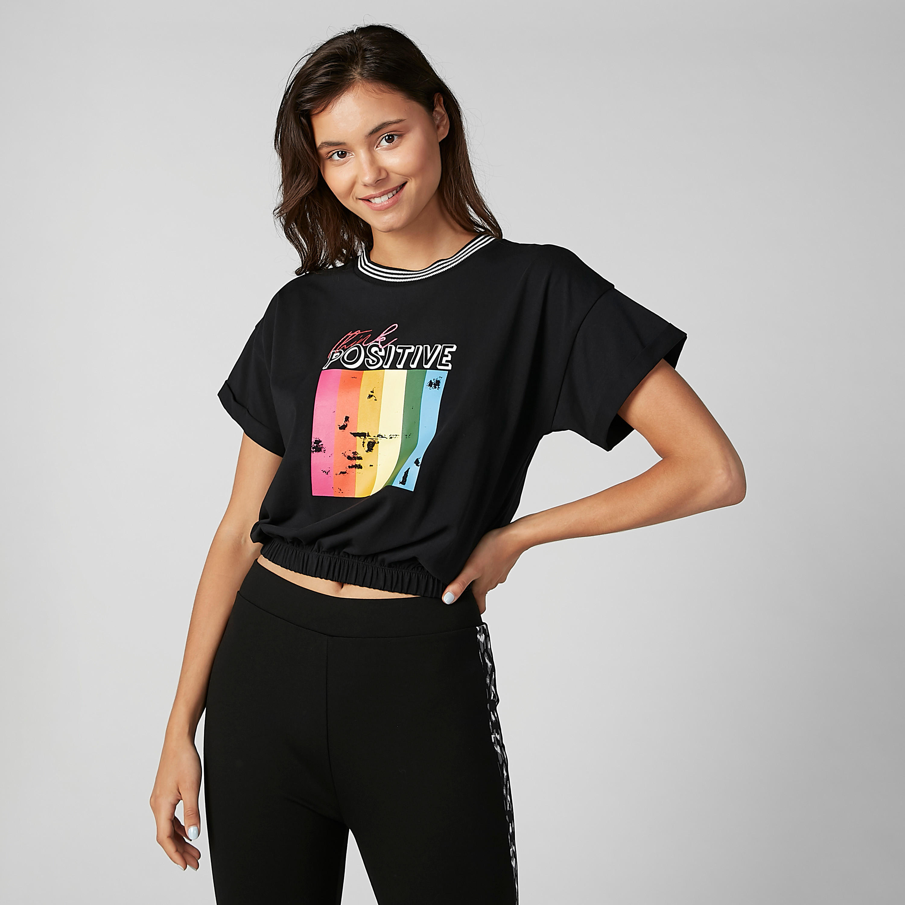 تيشيرت بياقة مقلّمة وحوّاف مطّاطية وطبعات جرافيك-women-clothing-tshirts-image-1