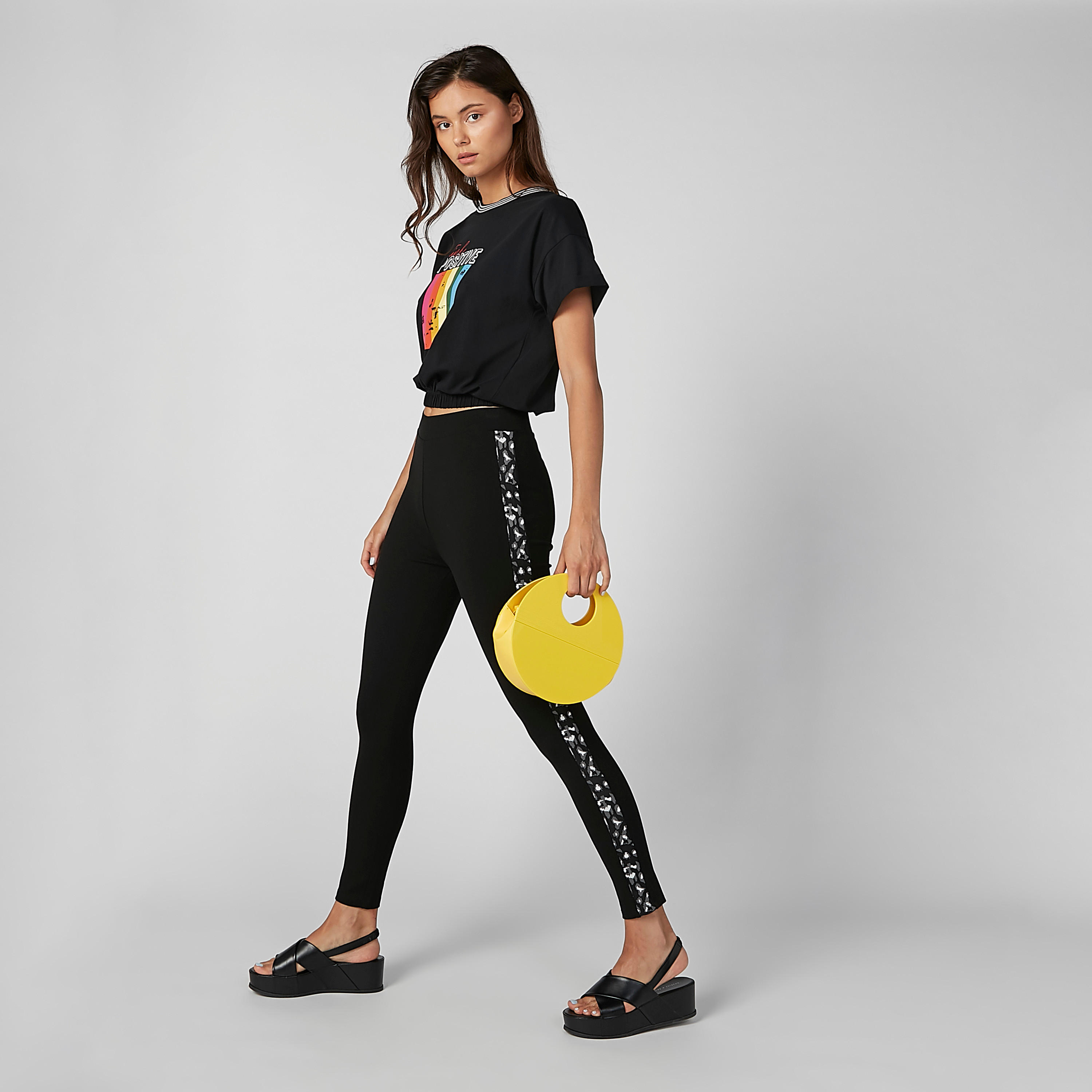 تيشيرت بياقة مقلّمة وحوّاف مطّاطية وطبعات جرافيك-women-clothing-tshirts-image-2