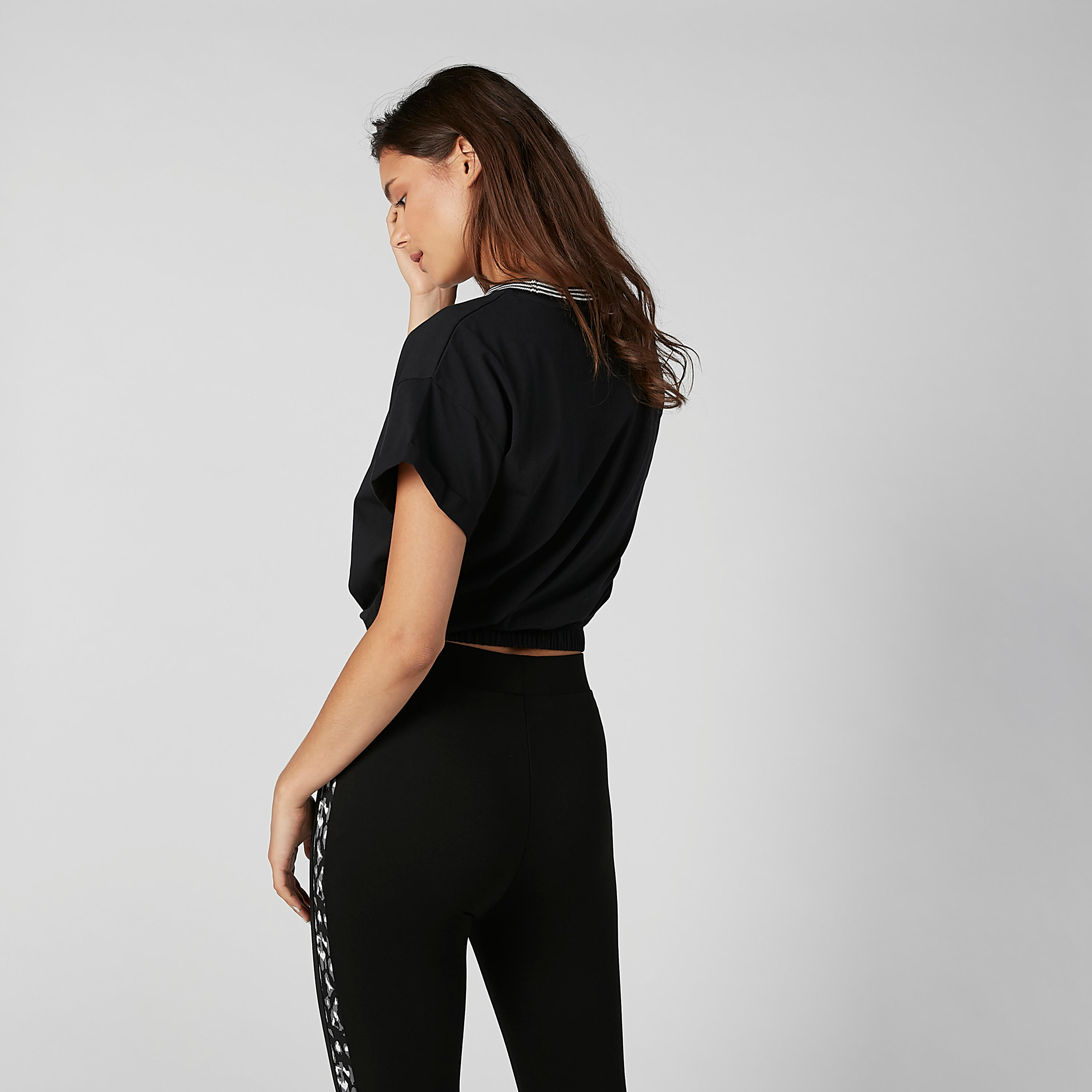 تيشيرت بياقة مقلّمة وحوّاف مطّاطية وطبعات جرافيك-women-clothing-tshirts-image-3