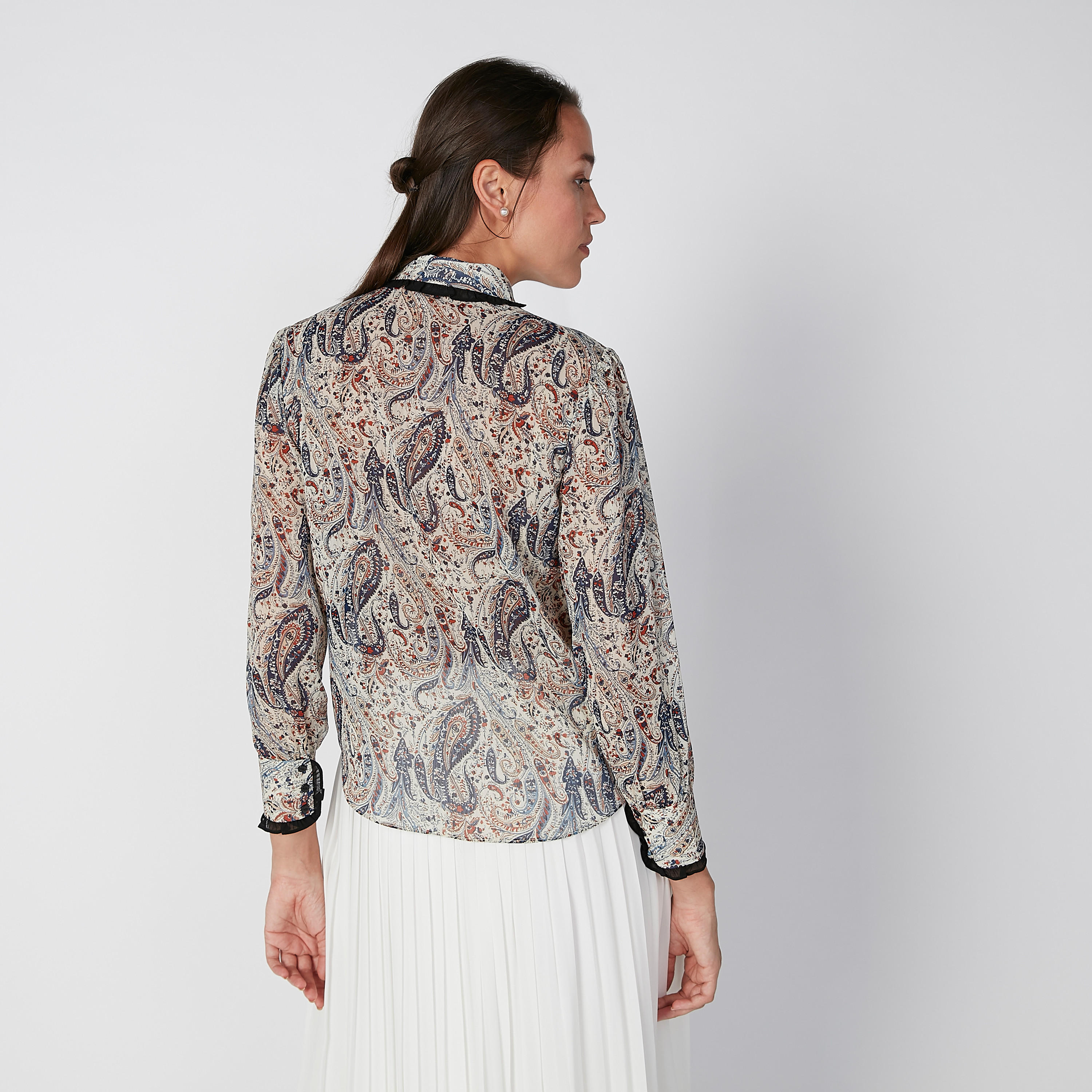 قميص بأكمام طويلة وأزرار غير مرئية وطبعات بيزلي-women-clothing-shirtsandblouses-shirts-image-2