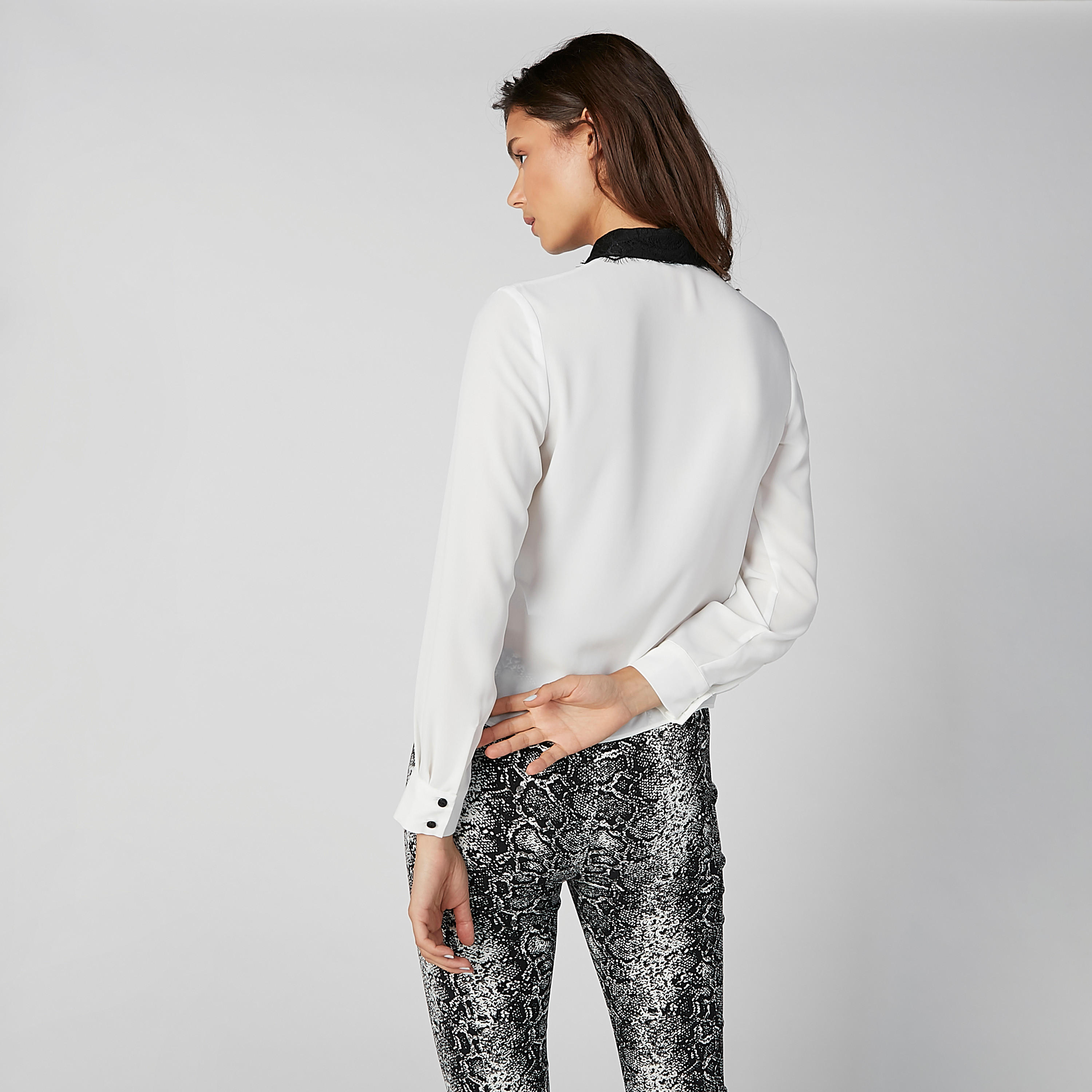 قميص منسوج بياقة رباط وتفاصيل دانتيل وأكمام طويلة-women-clothing-shirtsandblouses-shirts-image-5