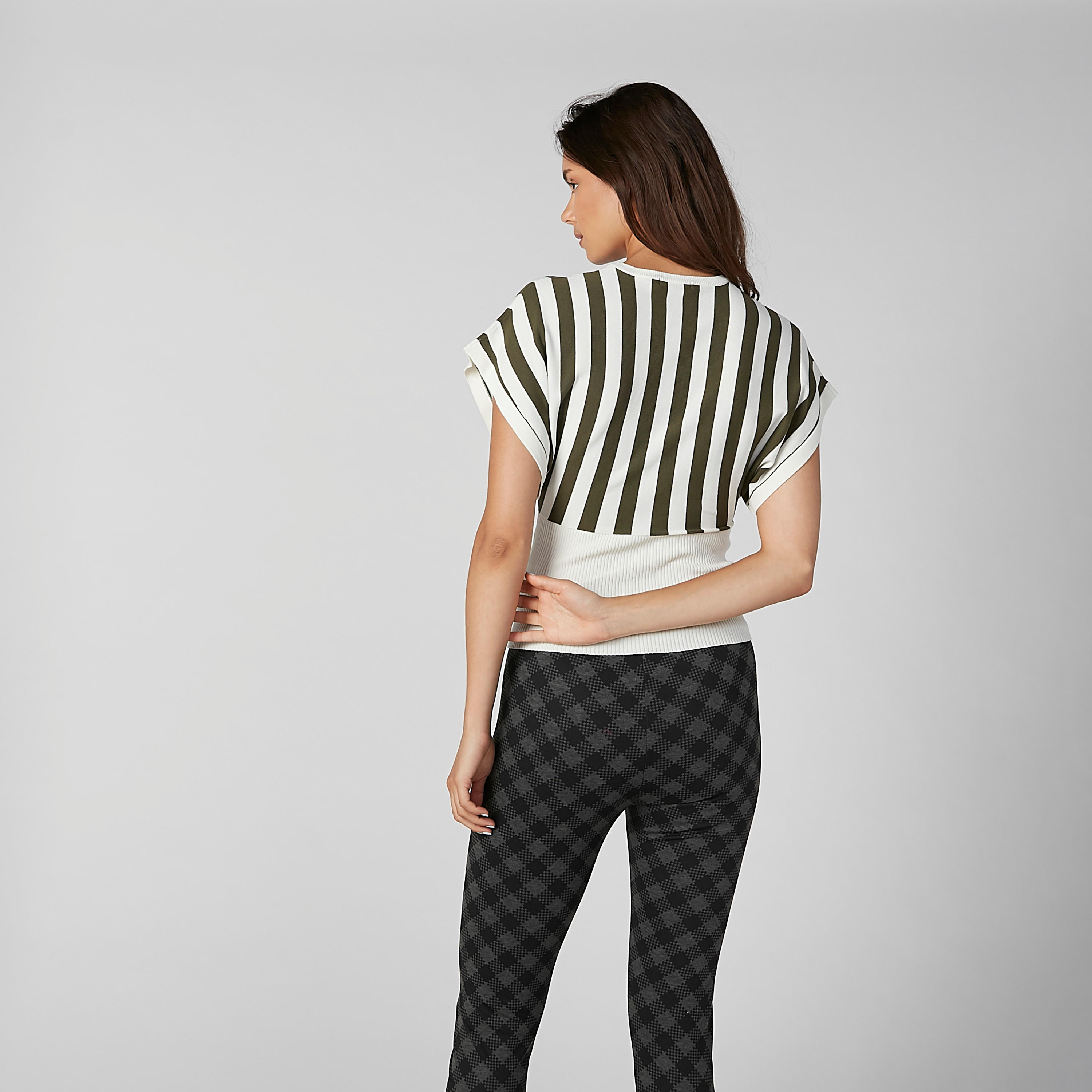 بلوزة مضلّعة مقلّمة بياقة مستديرة وأكمام متصلة-women-clothing-shirtsandblouses-blouses-image-3