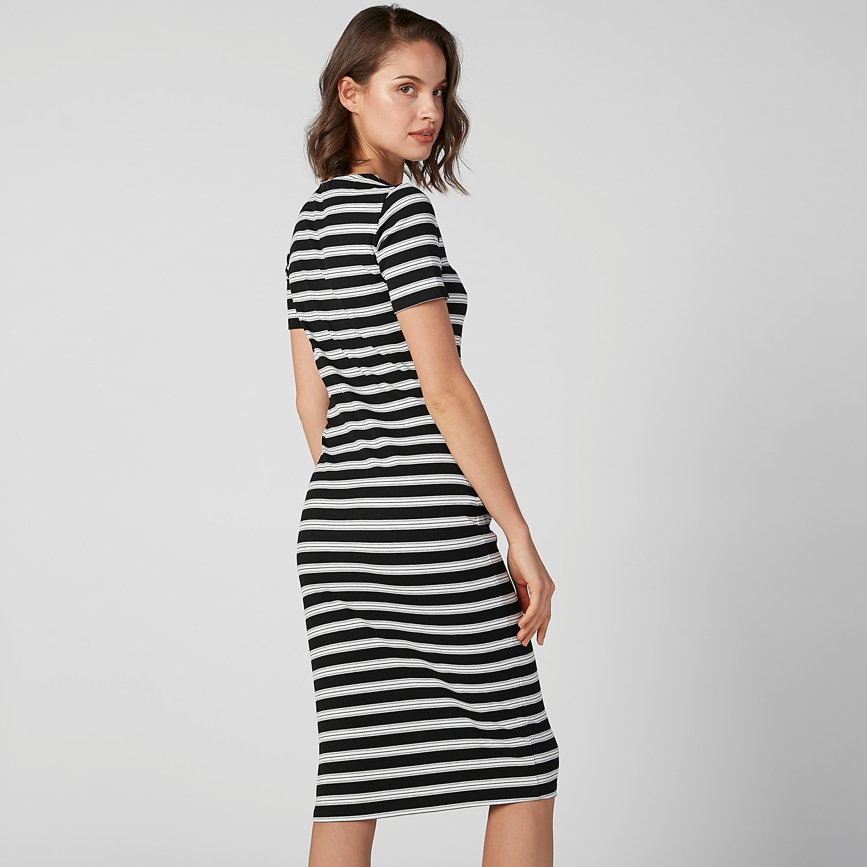 فستان مقلّم متوسط الطول بقصّة ضيّقة وأكمام قصيرة-women-clothing-dresses-image-2