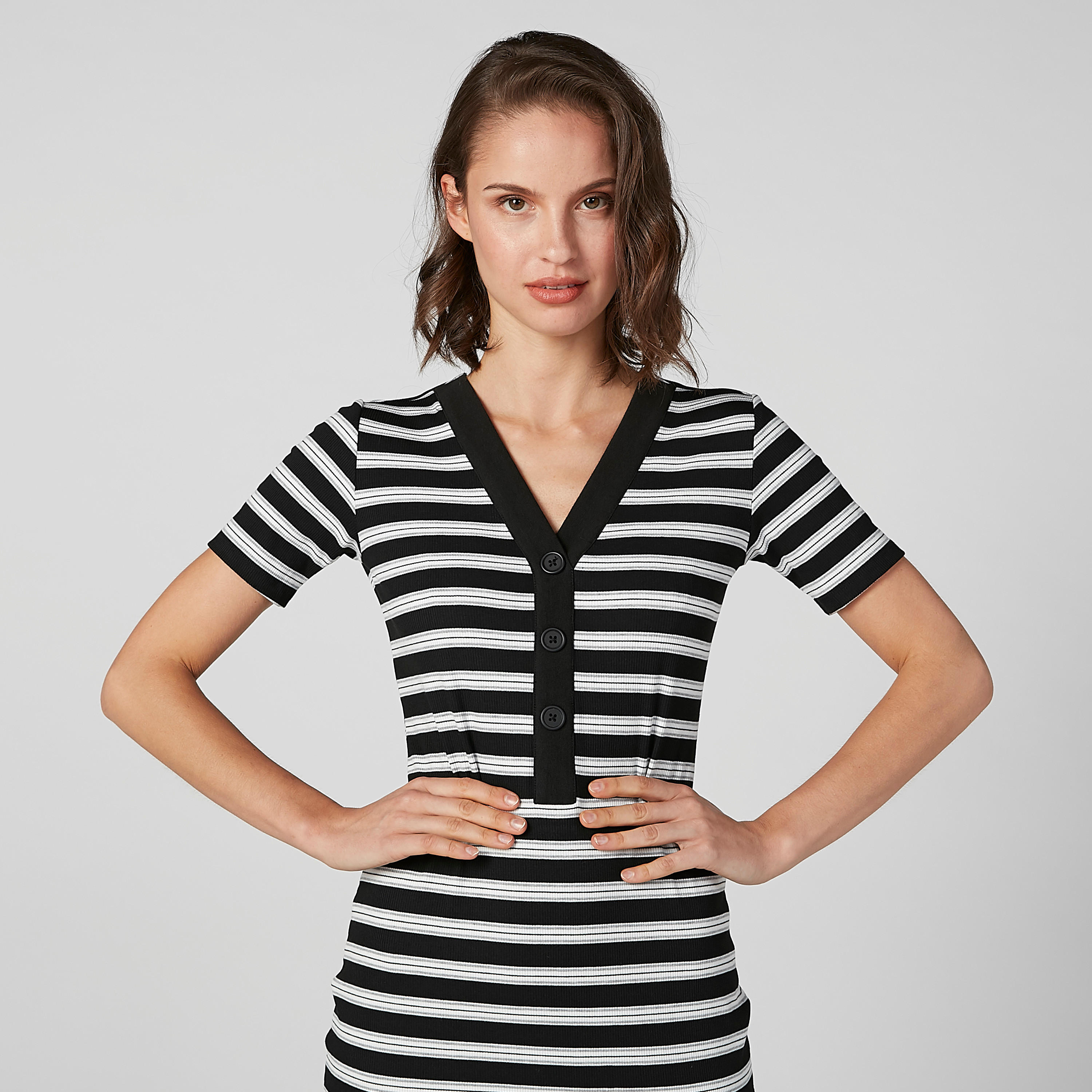 فستان مقلّم متوسط الطول بقصّة ضيّقة وأكمام قصيرة-women-clothing-dresses-image-3