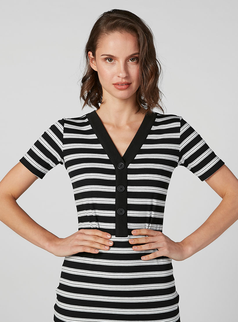 فستان مقلّم متوسط الطول بقصّة ضيّقة وأكمام قصيرة-women-clothing-dresses-image-3
