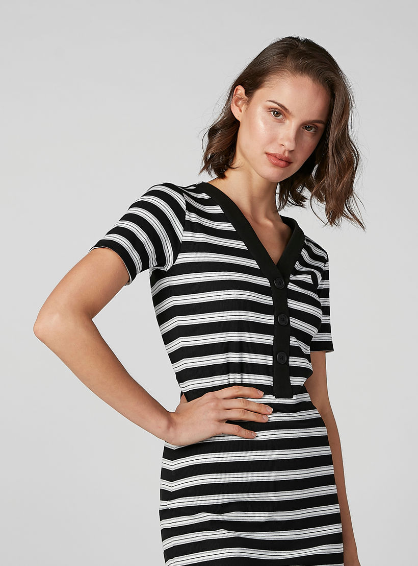 فستان مقلّم متوسط الطول بقصّة ضيّقة وأكمام قصيرة-women-clothing-dresses-image-5