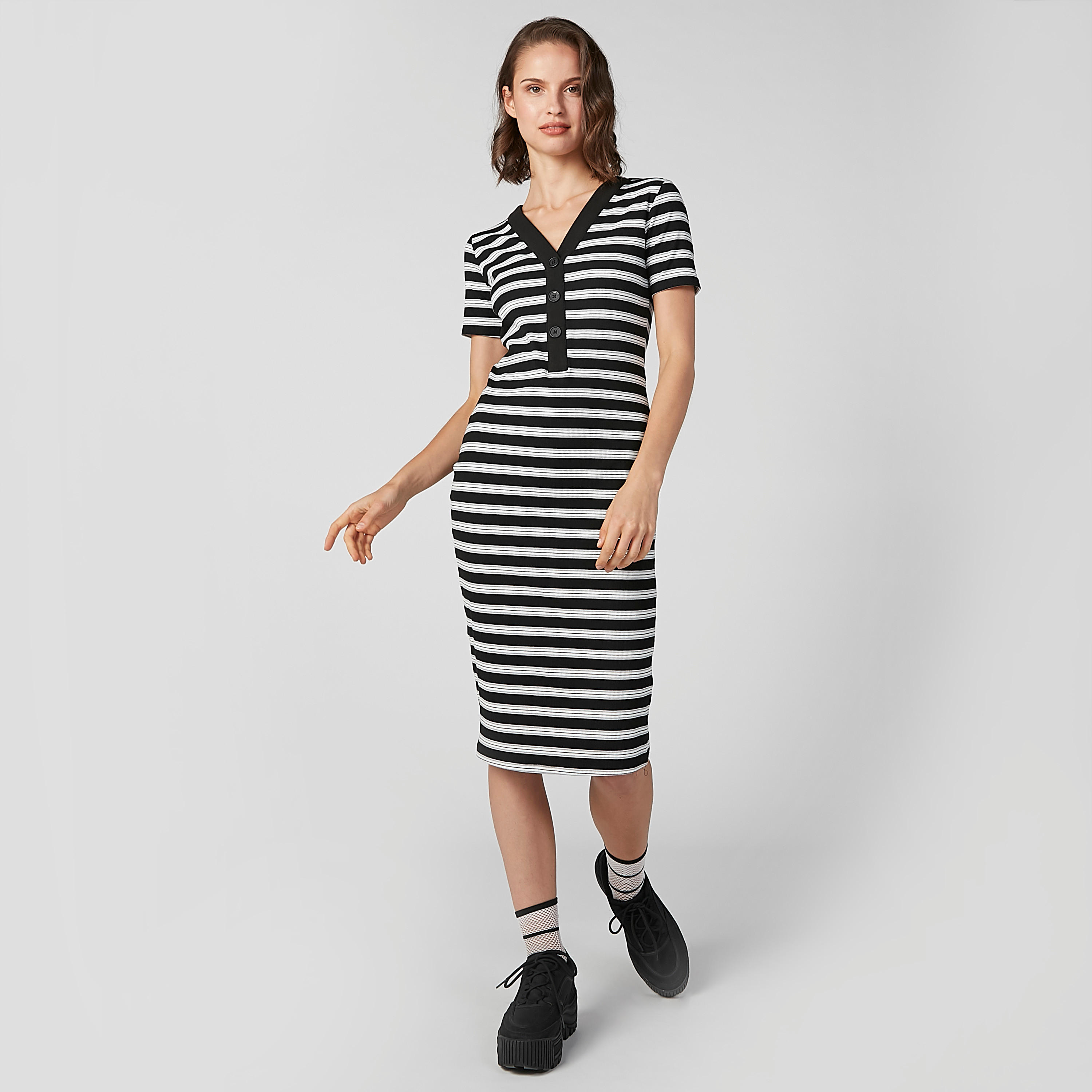 فستان مقلّم متوسط الطول بقصّة ضيّقة وأكمام قصيرة-women-clothing-dresses-image-6