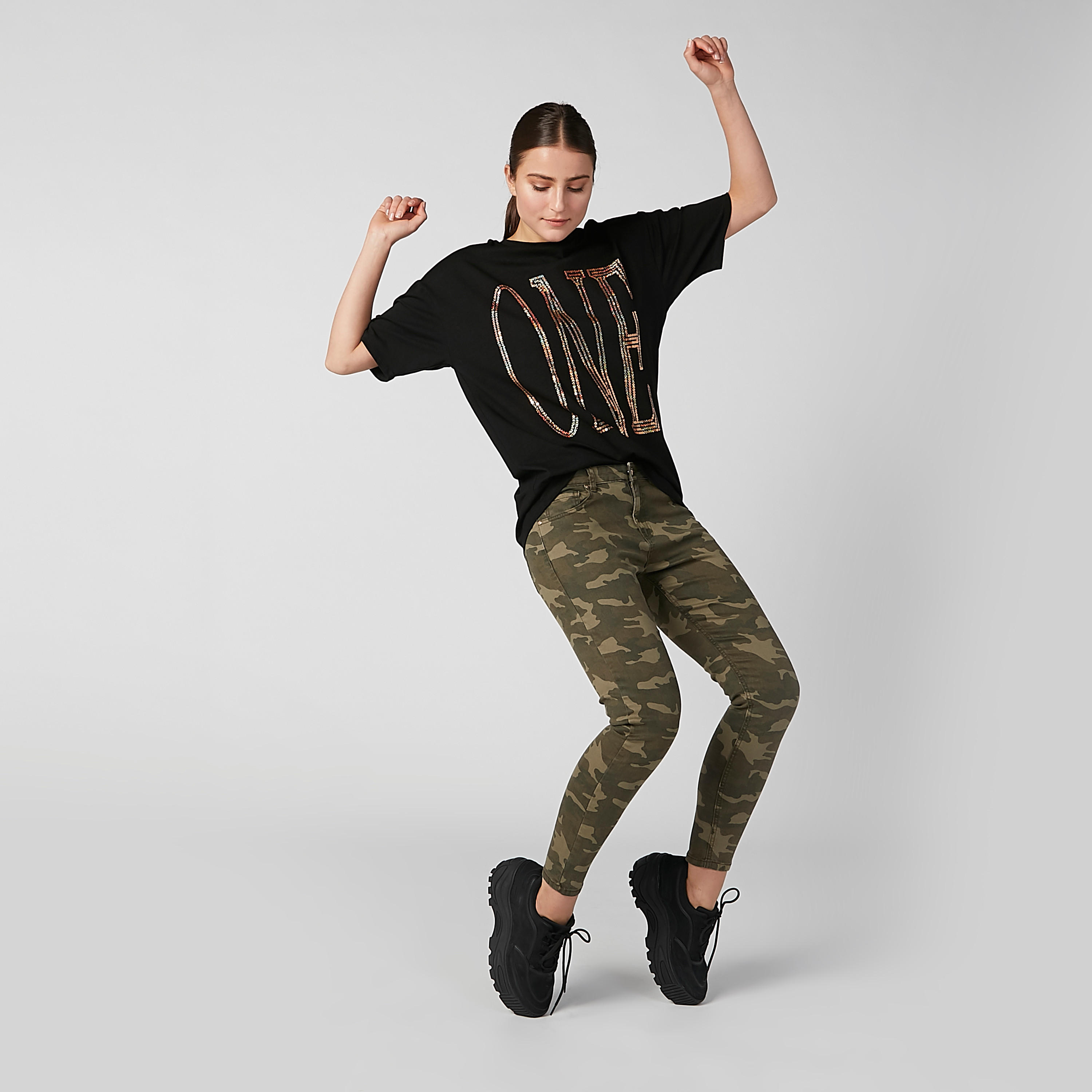 تيشيرت مزيّن بياقة مستديرة وأكتاف منسدلة-women-clothing-tshirts-image-2