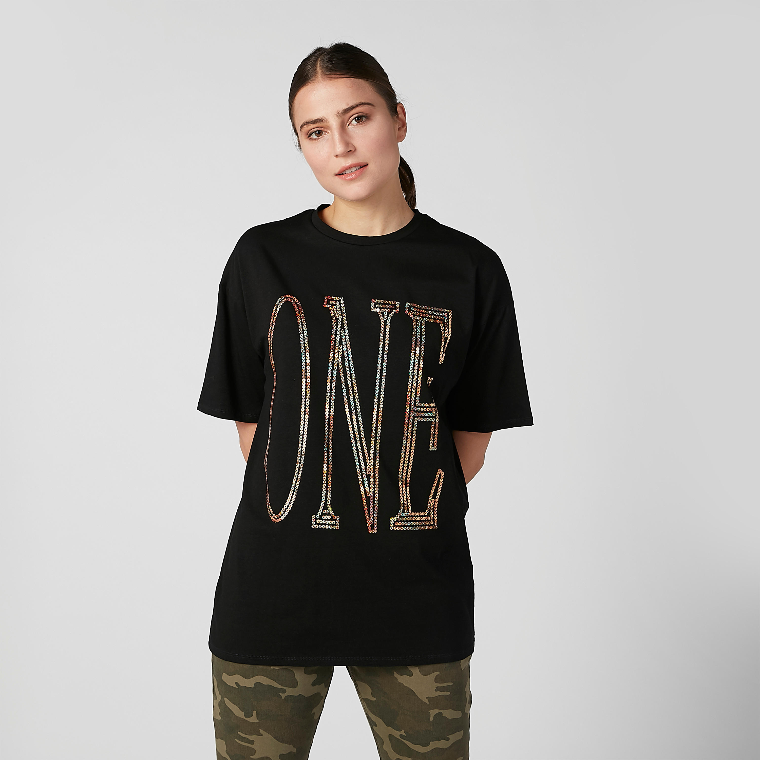 تيشيرت مزيّن بياقة مستديرة وأكتاف منسدلة-women-clothing-tshirts-image-1