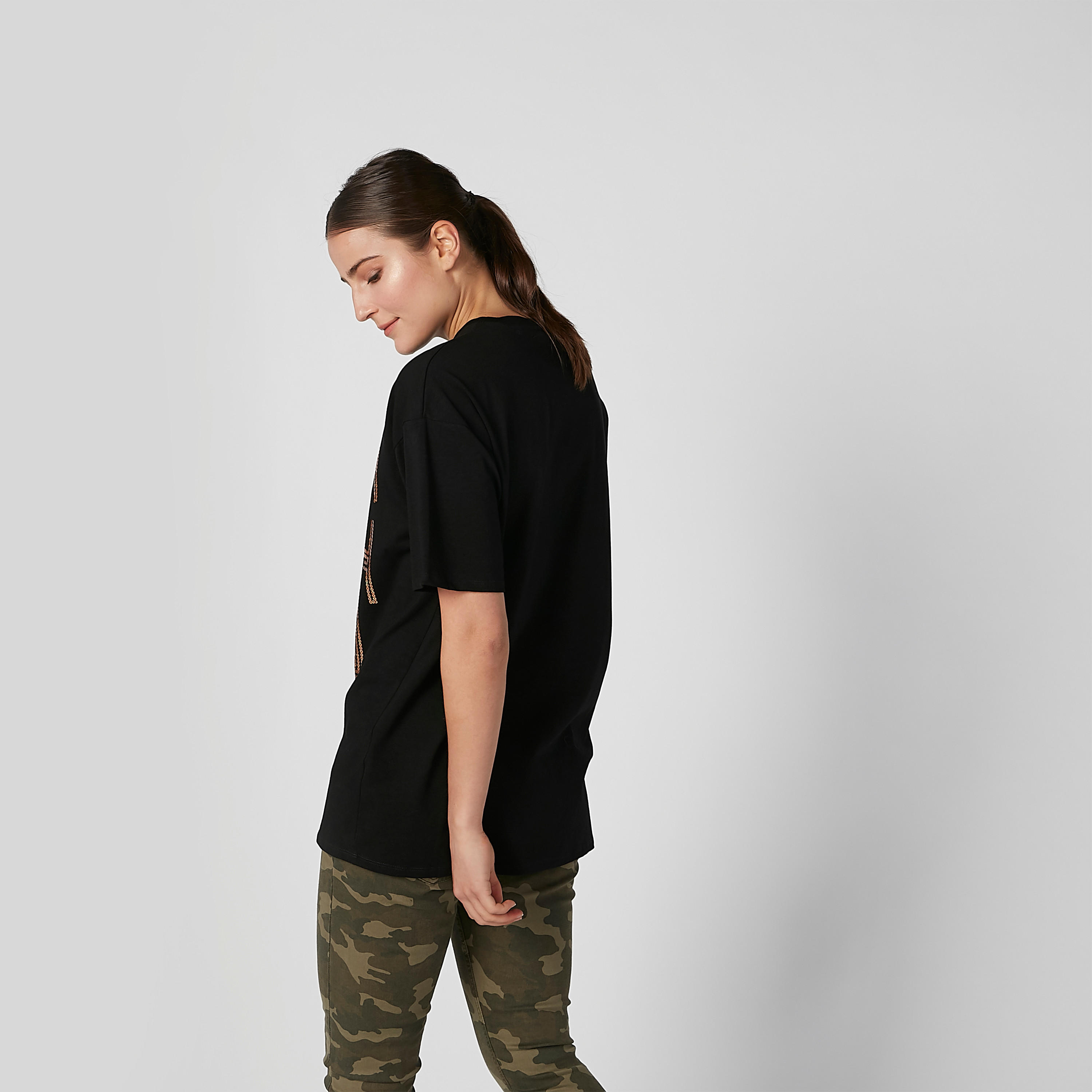 تيشيرت مزيّن بياقة مستديرة وأكتاف منسدلة-women-clothing-tshirts-image-3