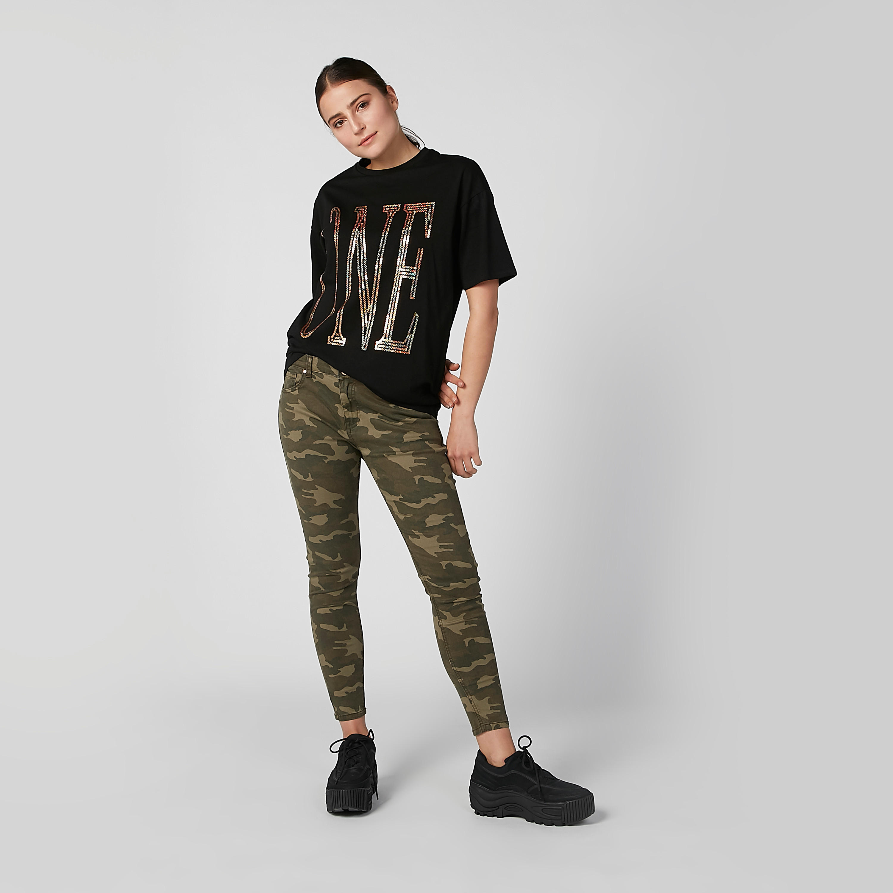 تيشيرت مزيّن بياقة مستديرة وأكتاف منسدلة-women-clothing-tshirts-image-4
