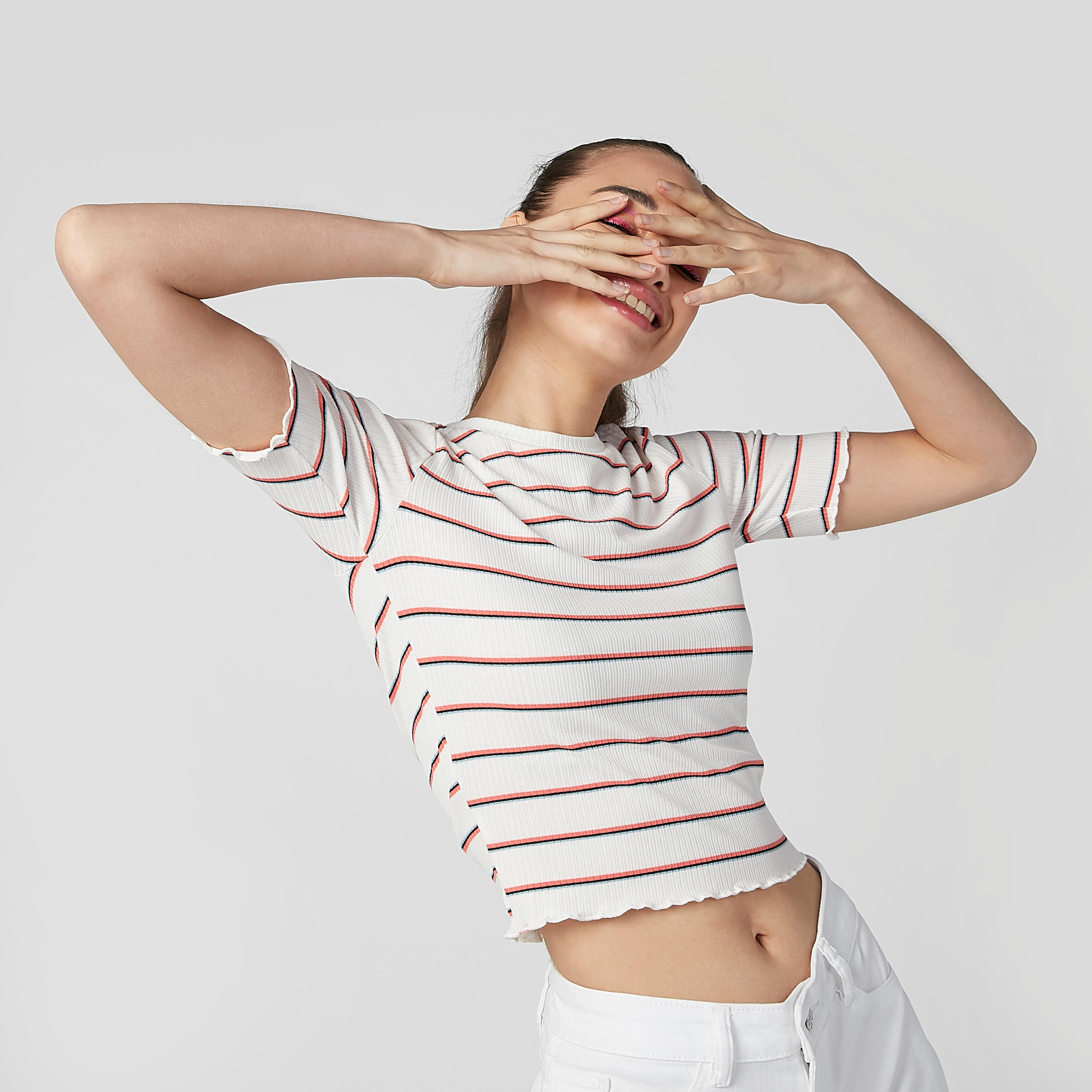 تيشيرت قصير مقلّم بياقة مستديرة وأكمام قصيرة-women-clothing-tshirts-image-1