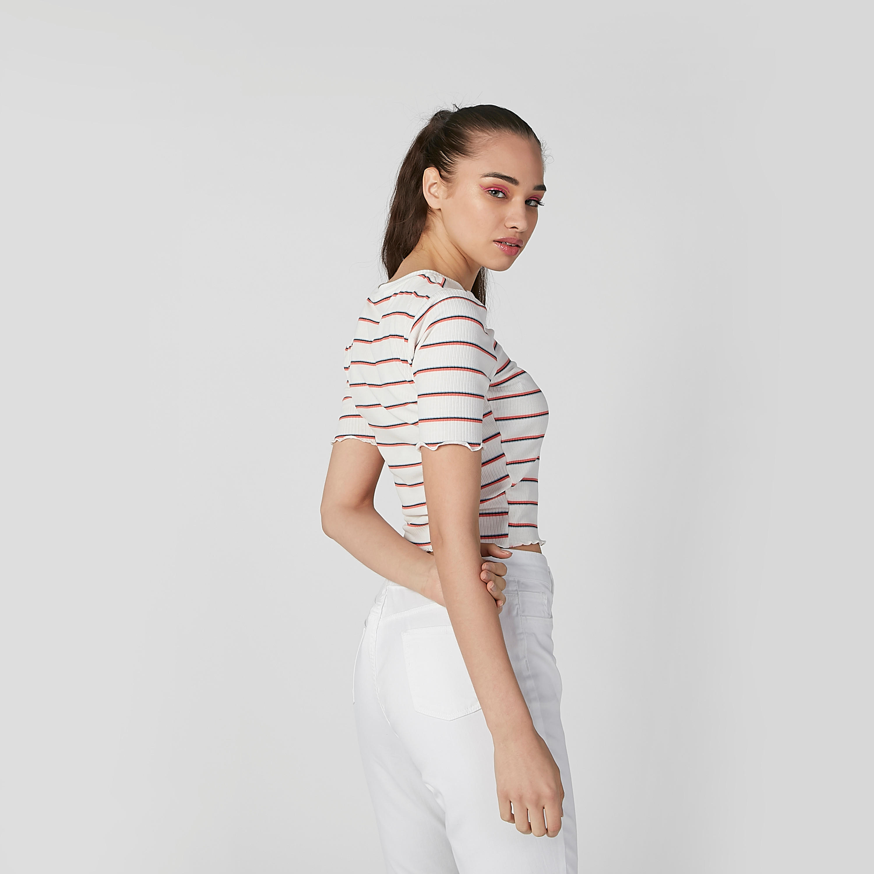 تيشيرت قصير مقلّم بياقة مستديرة وأكمام قصيرة-women-clothing-tshirts-image-2