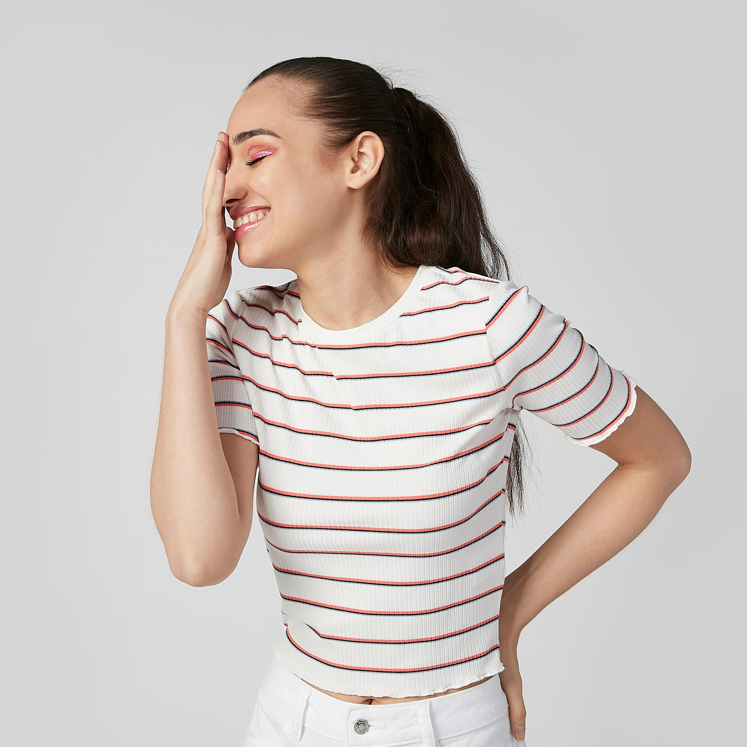 تيشيرت قصير مقلّم بياقة مستديرة وأكمام قصيرة-women-clothing-tshirts-image-4