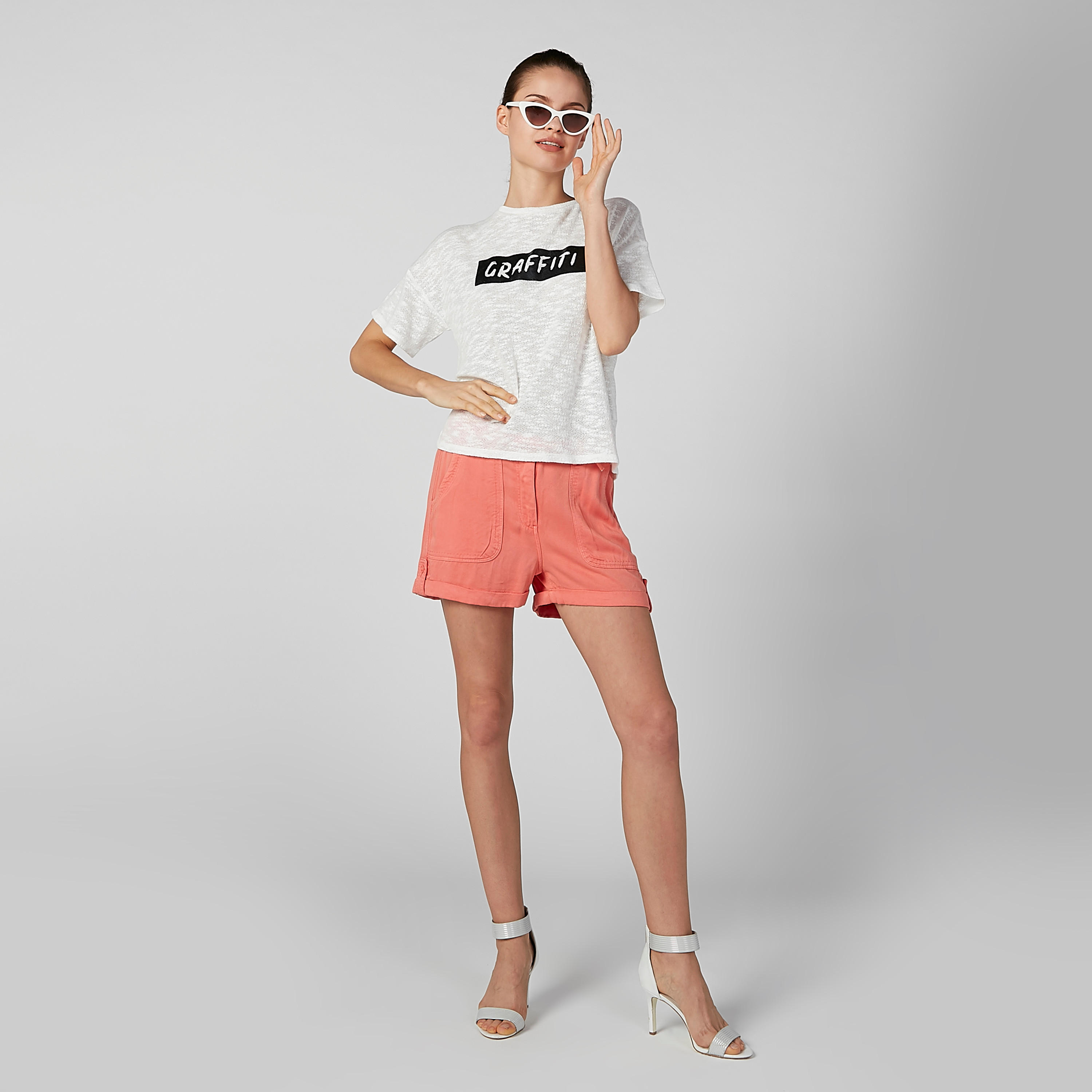 تيشيرت بياقة مستديرة وأكتاف منسدلة وطبعات-women-clothing-tshirts-image-2