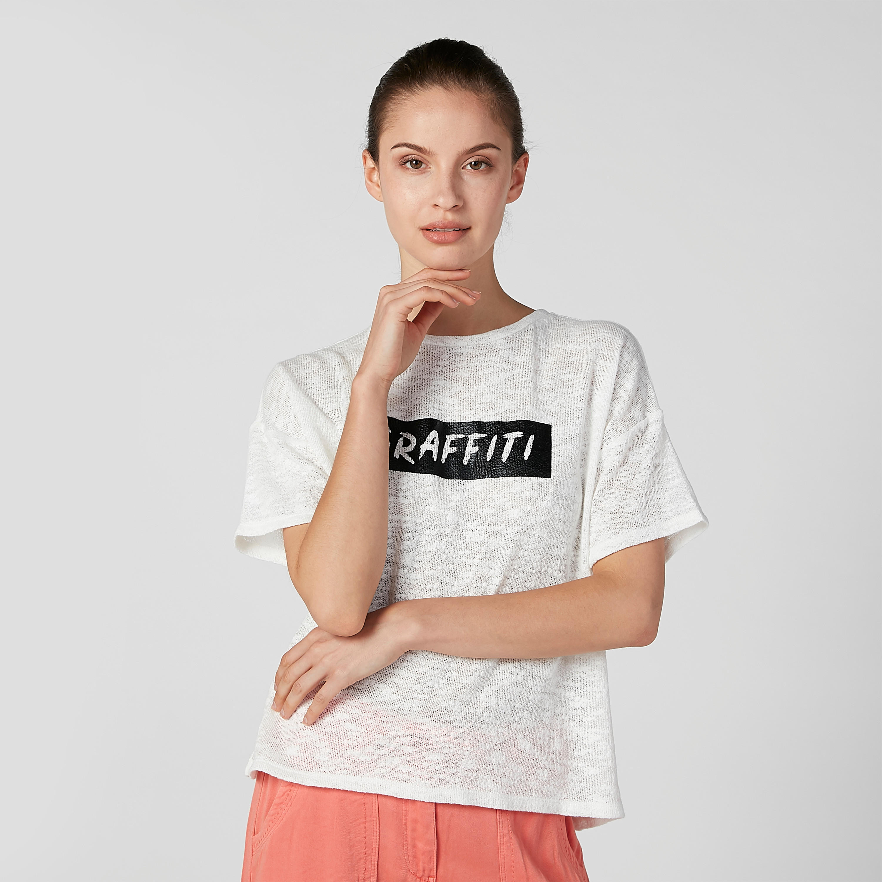 تيشيرت بياقة مستديرة وأكتاف منسدلة وطبعات-women-clothing-tshirts-image-4
