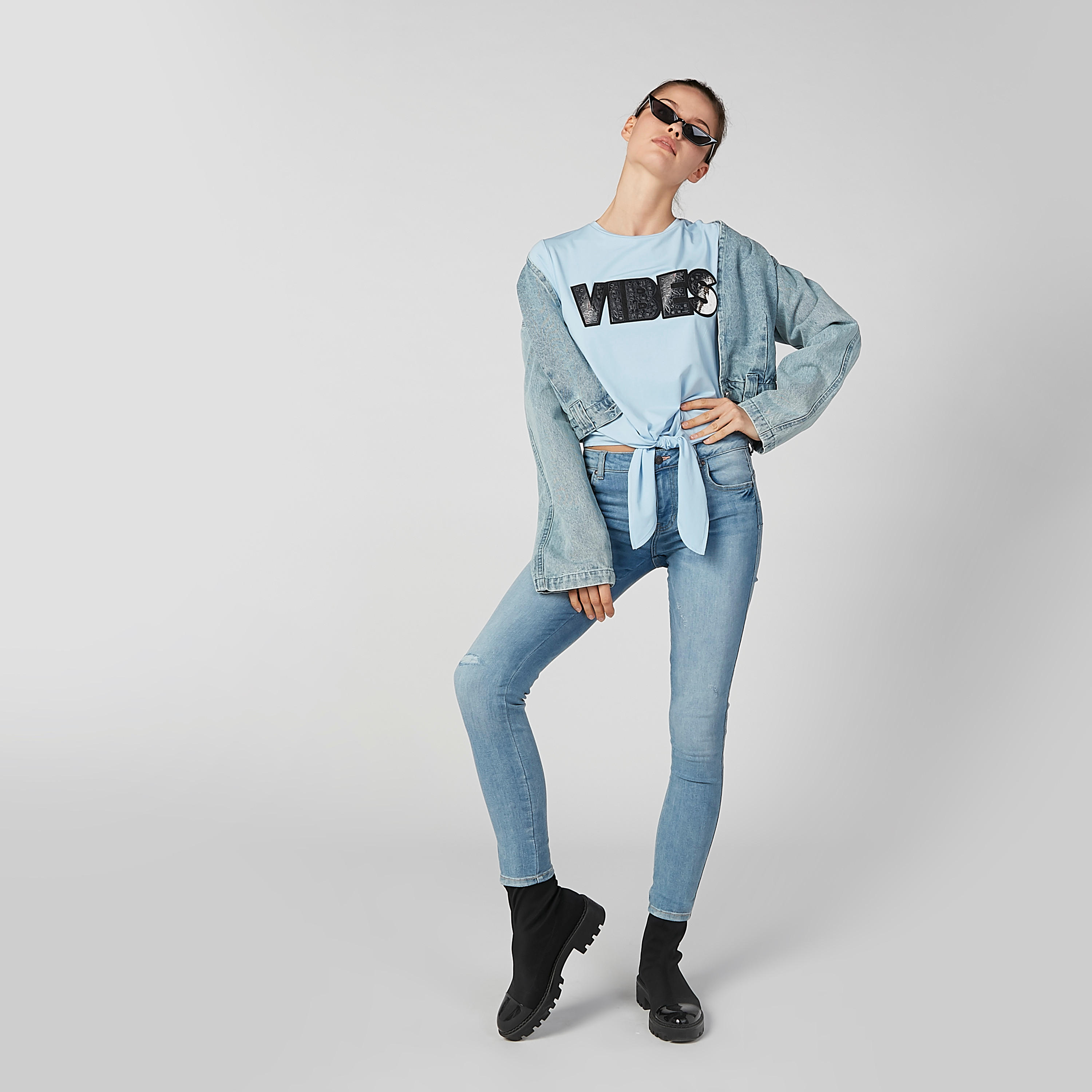 بلوزة قصيرة مزخرفة بياقة مستديرة وأربطة-women-clothing-tshirts-image-2