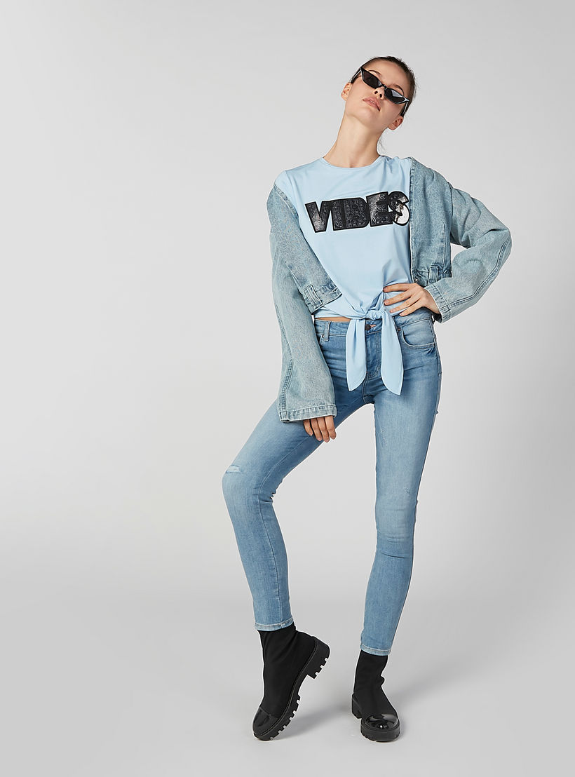 بلوزة قصيرة مزخرفة بياقة مستديرة وأربطة-women-clothing-tshirts-image-2